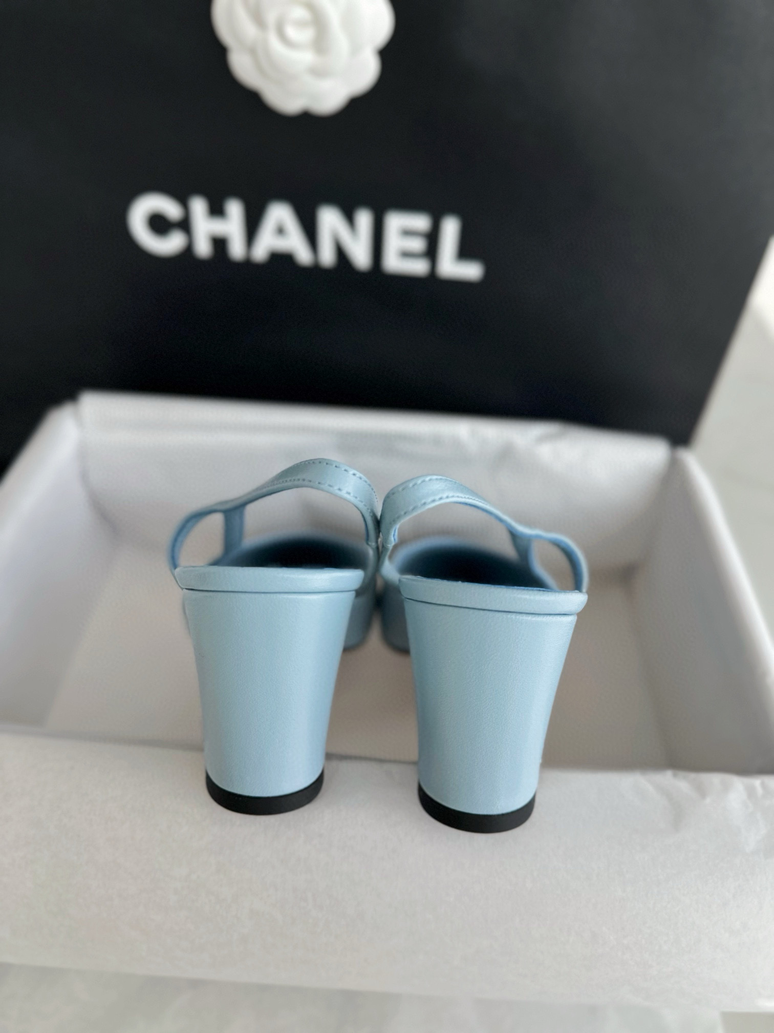 CHANEL Женские туфли слингбэки из кожи на каблуке