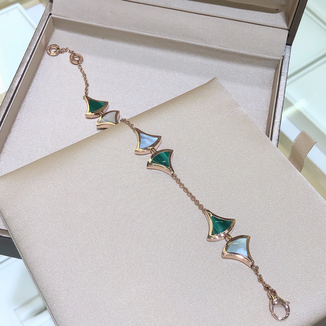 BVLGARI Женский браслет из розового золота с малахитом и перламутром BVLGARI Женский браслет из розового золота с малахитом и перламутром