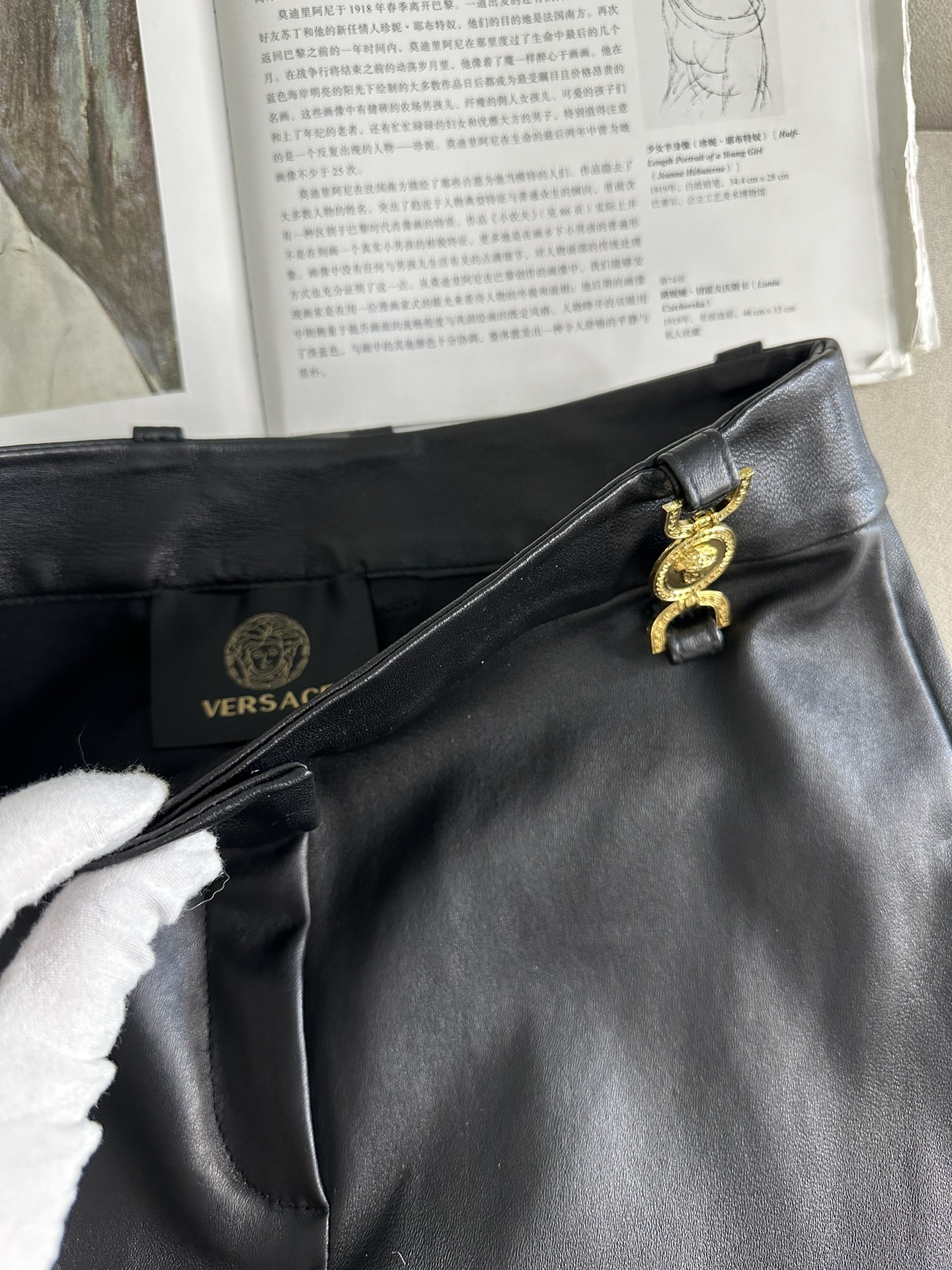 VERSACE Женские кожаные брюки