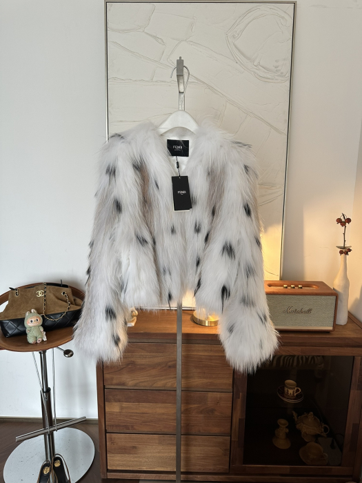 FENDI Женская шуба из меха лисы