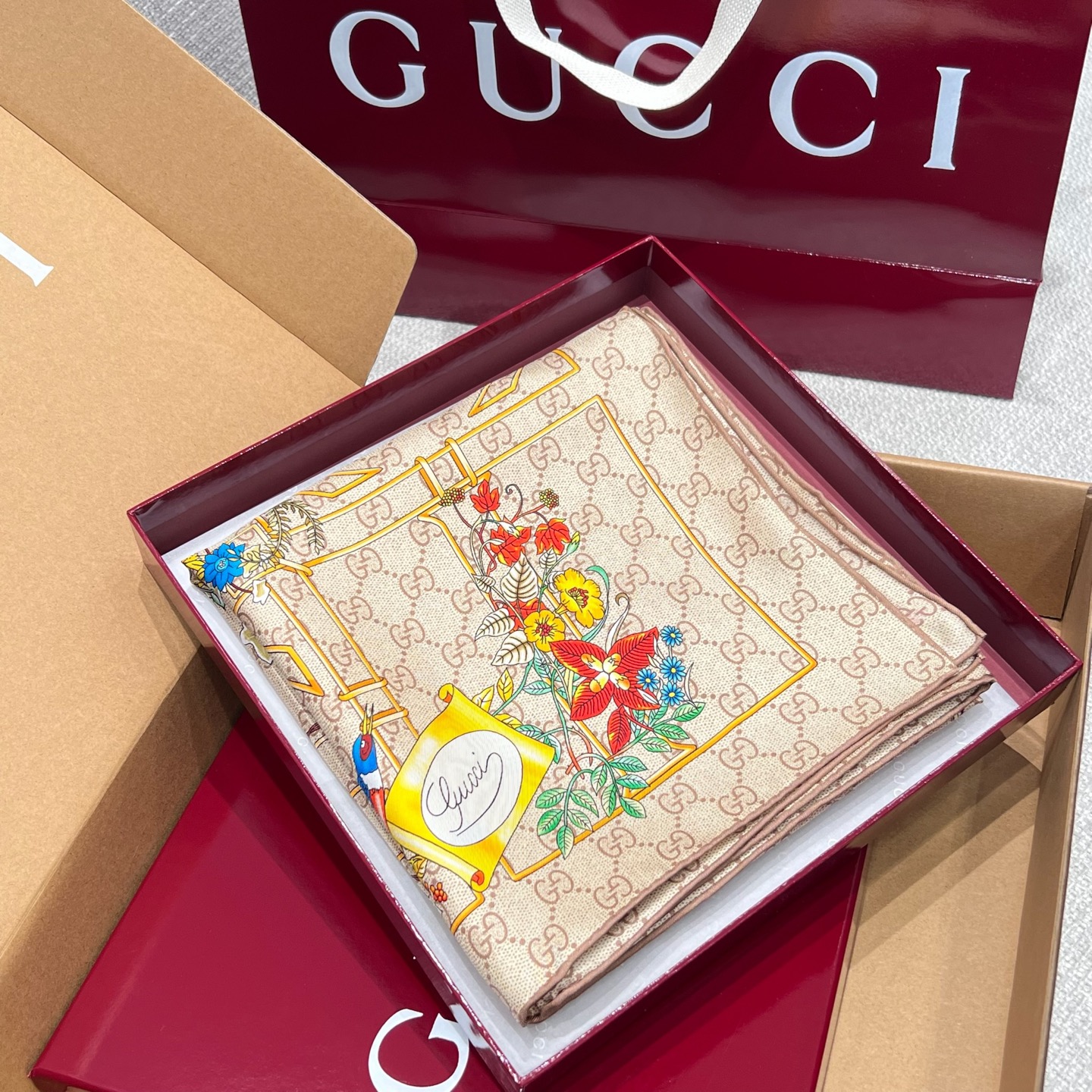 GUCCI Женский платок шёлк GUCCI Женский платок шёлк