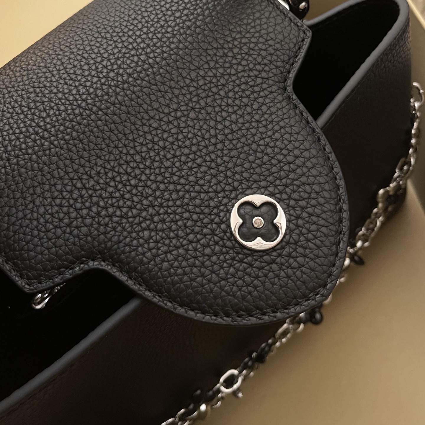 LOUIS VUITTON Женская сумка Capucines