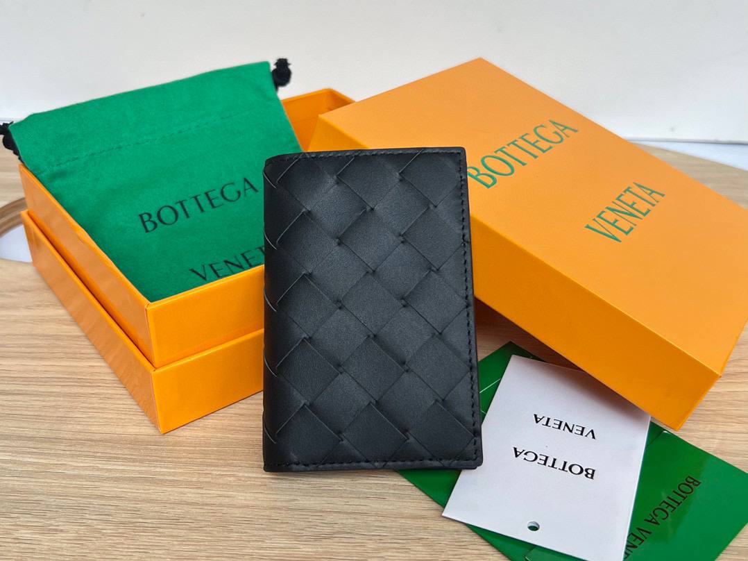 BOTTEGA VENETA (БОТТЕГА ВЕНЕТА) Мужской кожаный футляр для кредитных карт