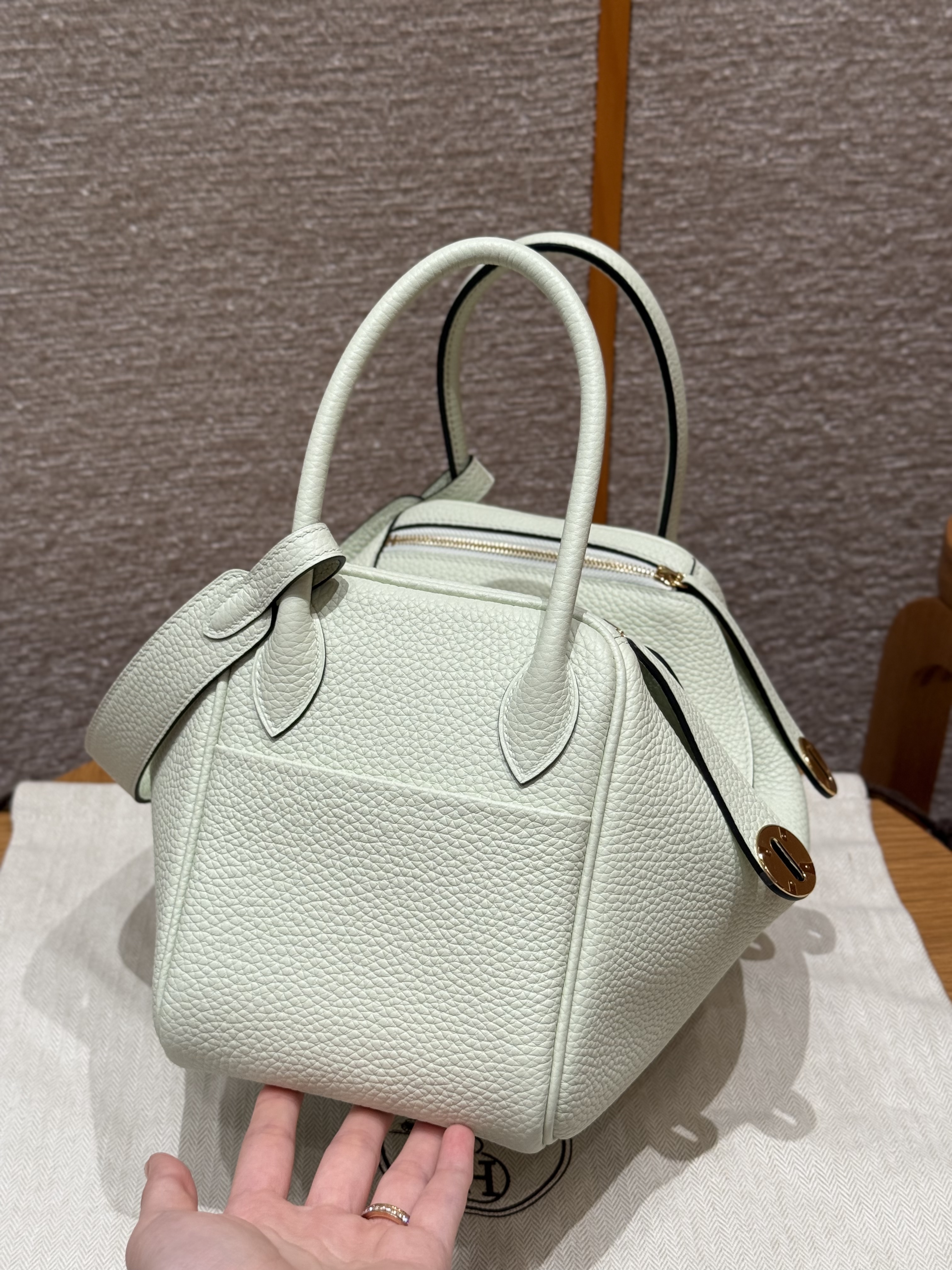 HERMES Женская сумка Lindy 26 см 0S Clemence HERMES Женская сумка Lindy 26 см 0S Clemence