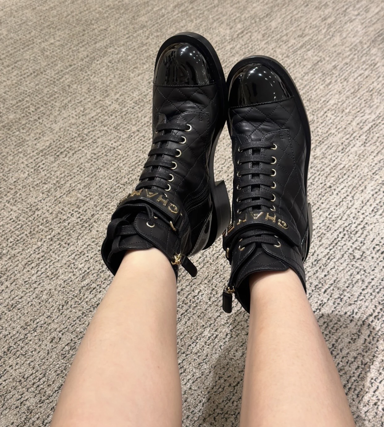 CHANEL Женские стёганые ботинки с перемычкой