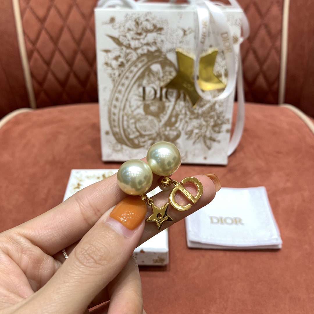 CHRISTIAN DIOR Женские серьги с жемчугом CHRISTIAN DIOR Женские серьги с жемчугом