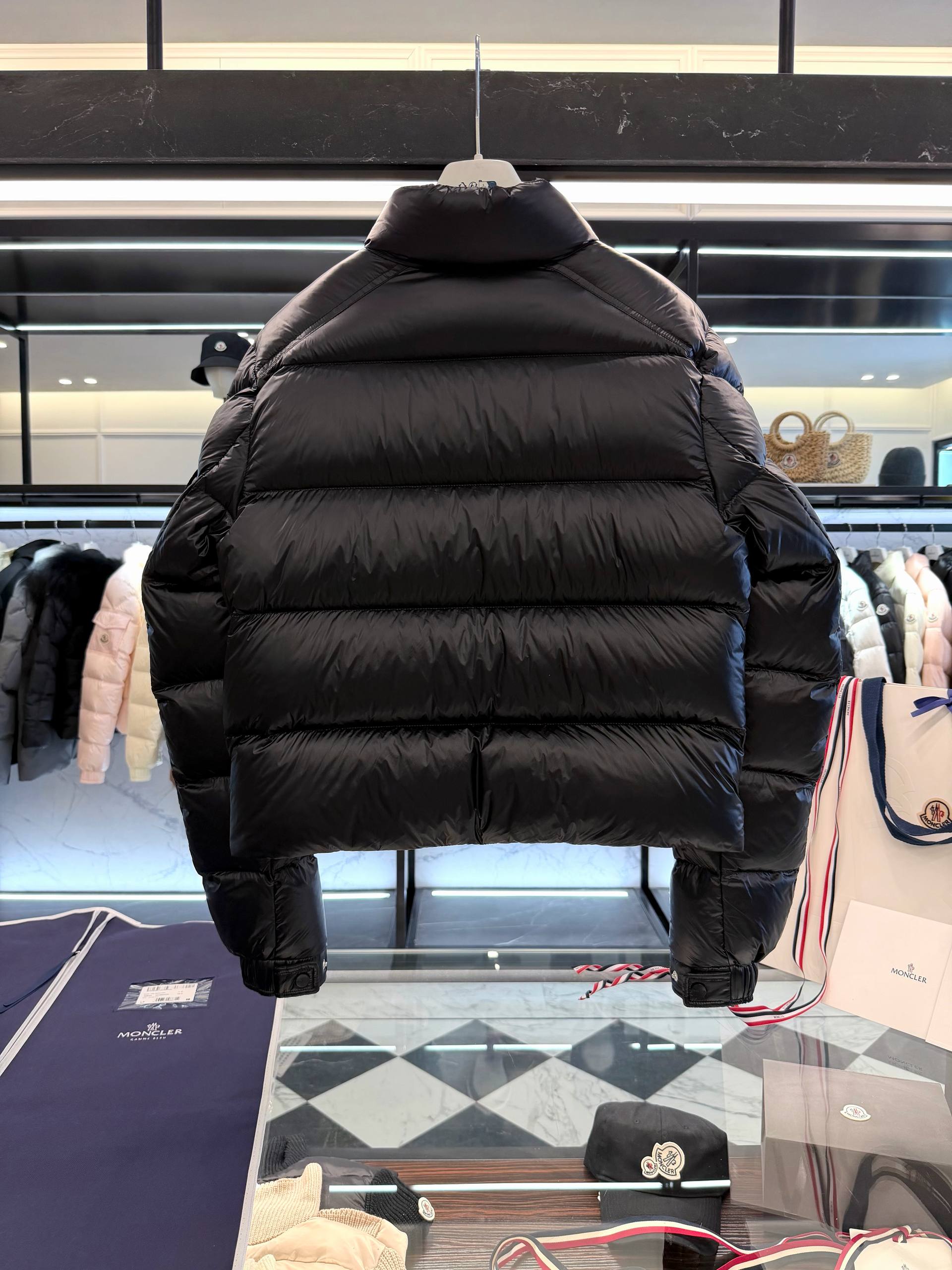 MONCLER Женский чёрный глянцевый пуховик MONCLER Женский чёрный глянцевый пуховик