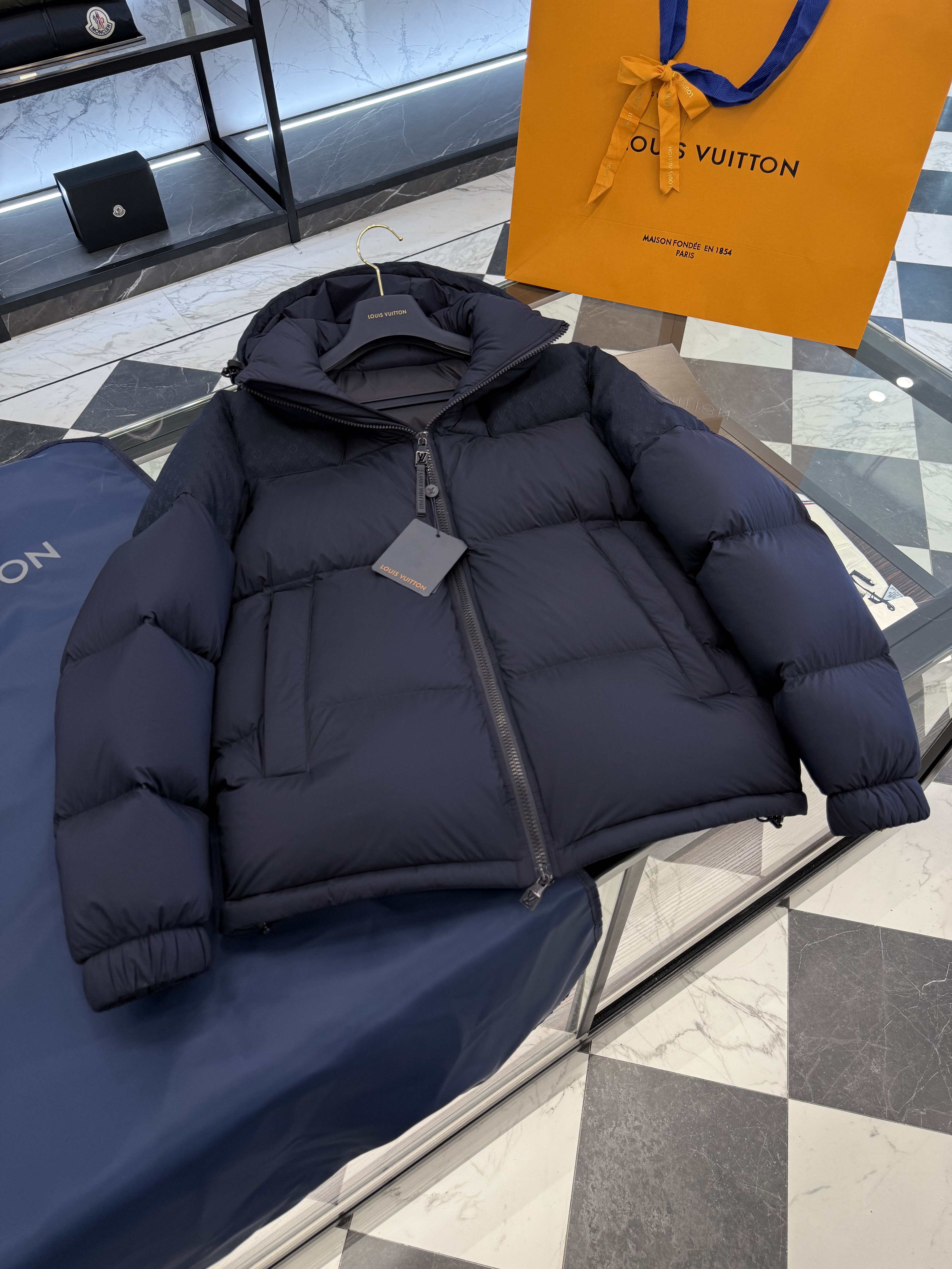 LOUIS VUITTON Мужской пуховик LOUIS VUITTON Мужской пуховик