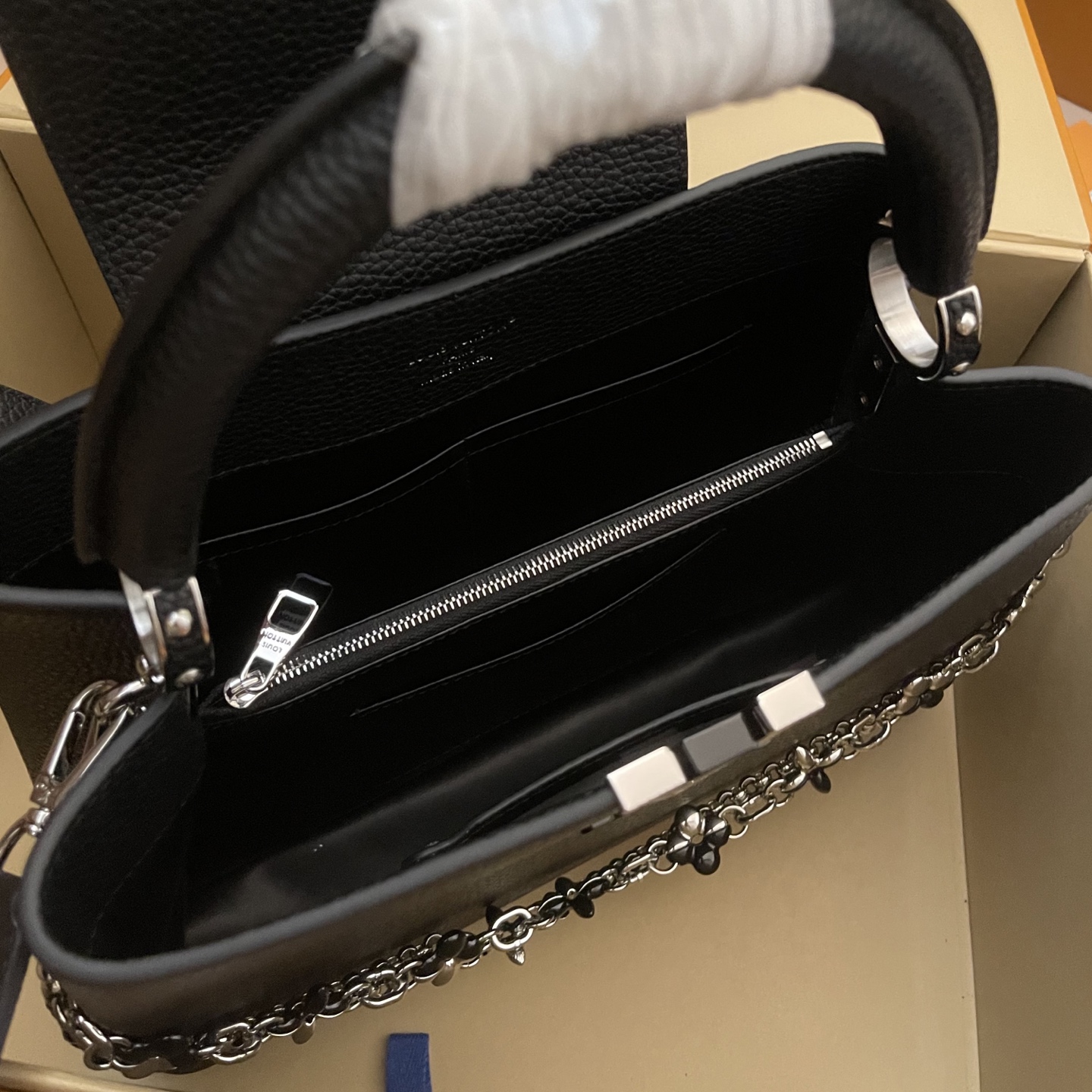 LOUIS VUITTON Женская сумка Capucines