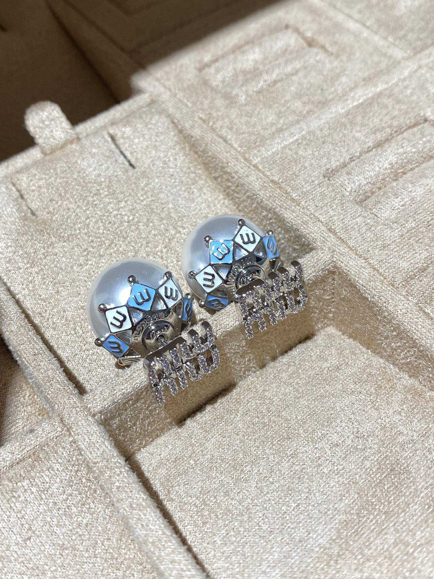 MIU MIU Женские жемчужные серьги с эмалью MIU MIU Женские жемчужные серьги с эмалью