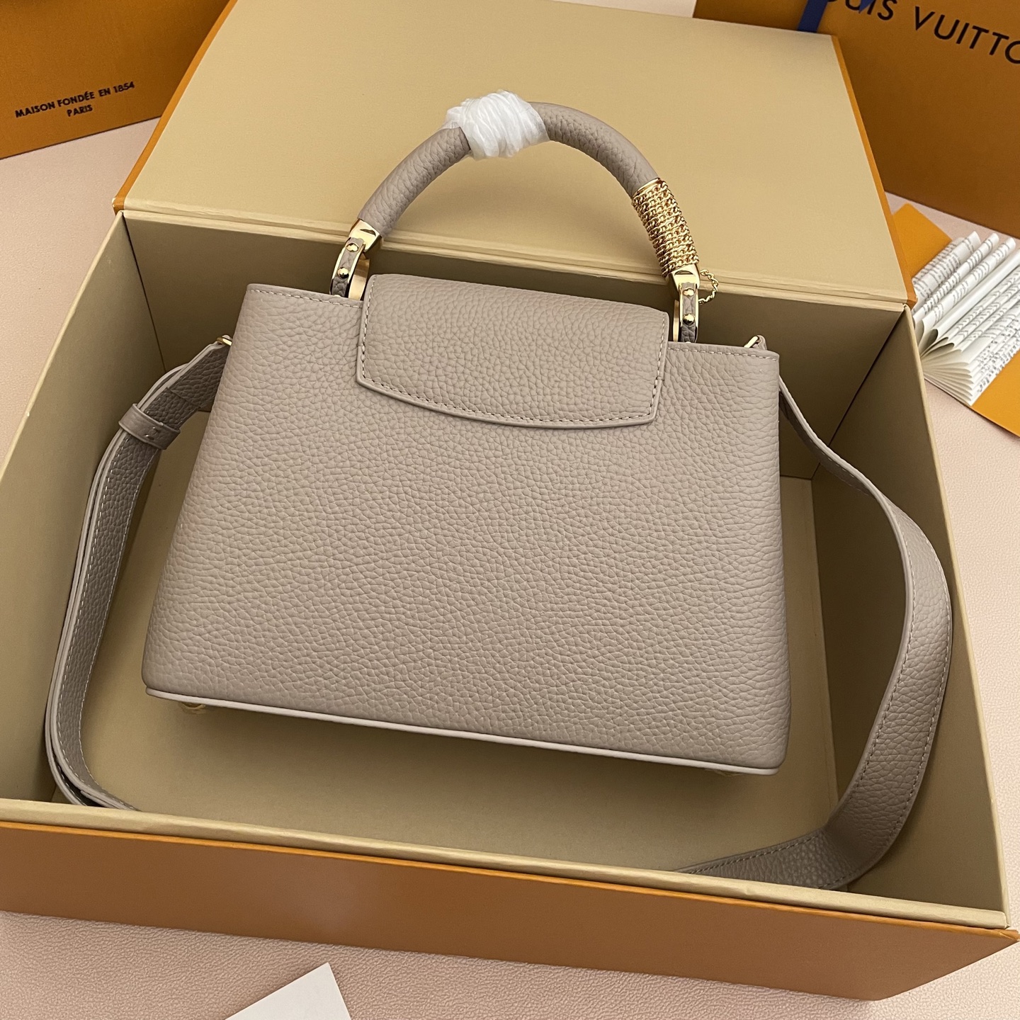 LOUIS VUITTON Женская Сумка Capucines