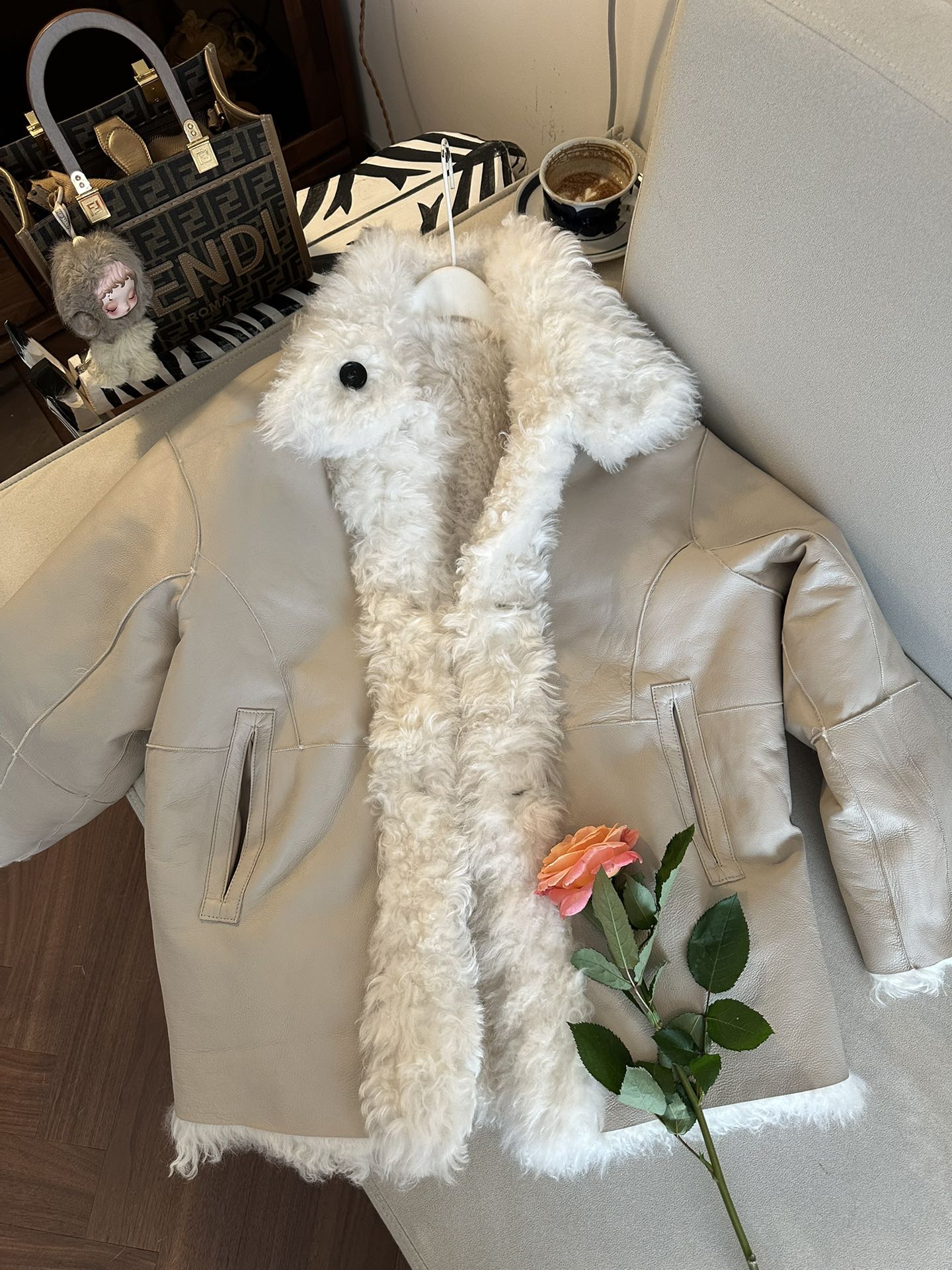 THE ROW Женская шуба из овчины  THE ROW Женская шуба из овчины