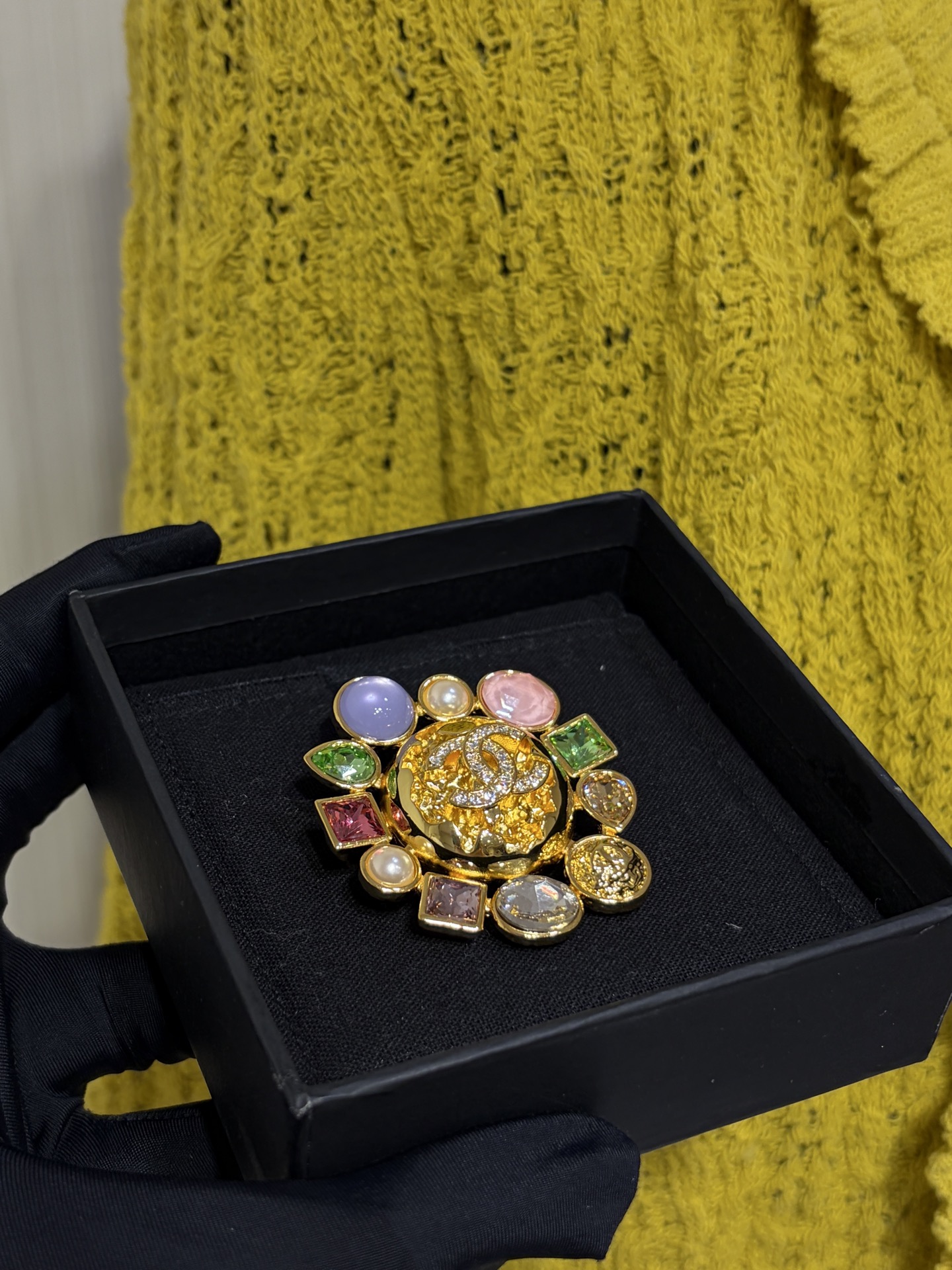 CHANEL Женская брошь с цветными кристаллами и жемчужинами CHANEL Женская брошь с цветными кристаллами и жемчужинами