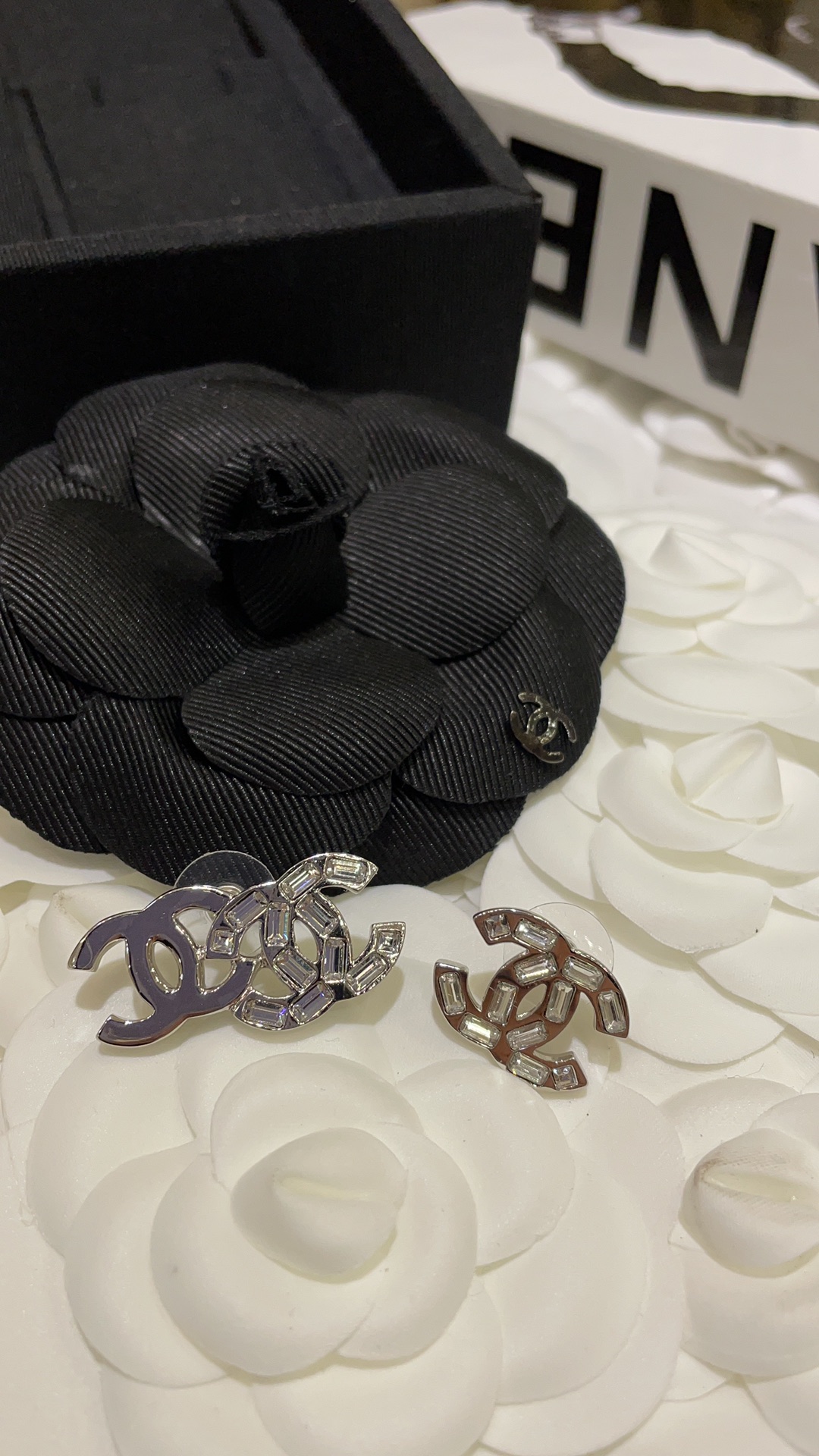 CHANEL Женские серьги с крупным логотипом CC CHANEL Женские серьги с крупным логотипом CC