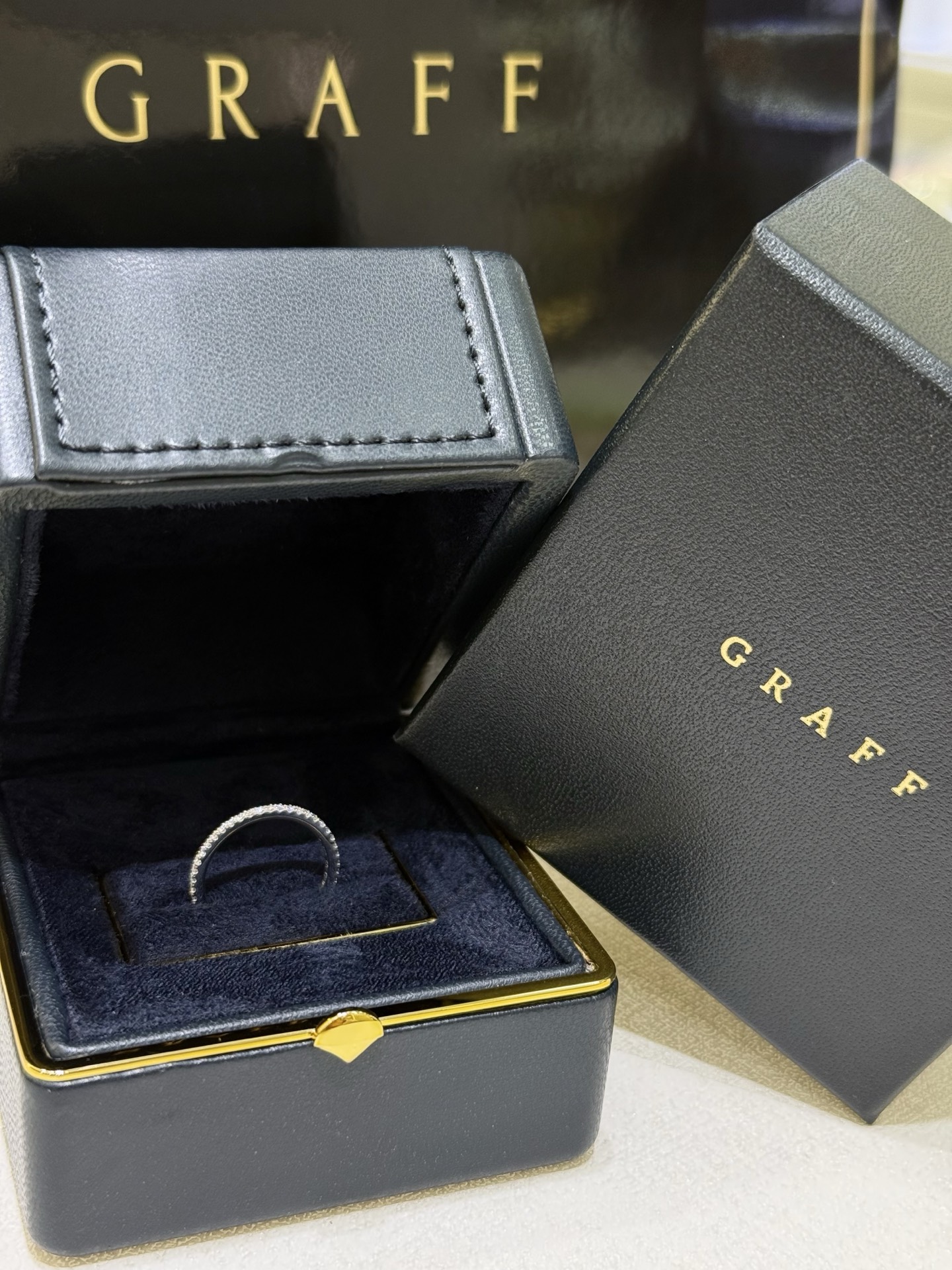 GRAFF Кольцо из белого золота с бриллиантами GRAFF Кольцо из белого золота с бриллиантами