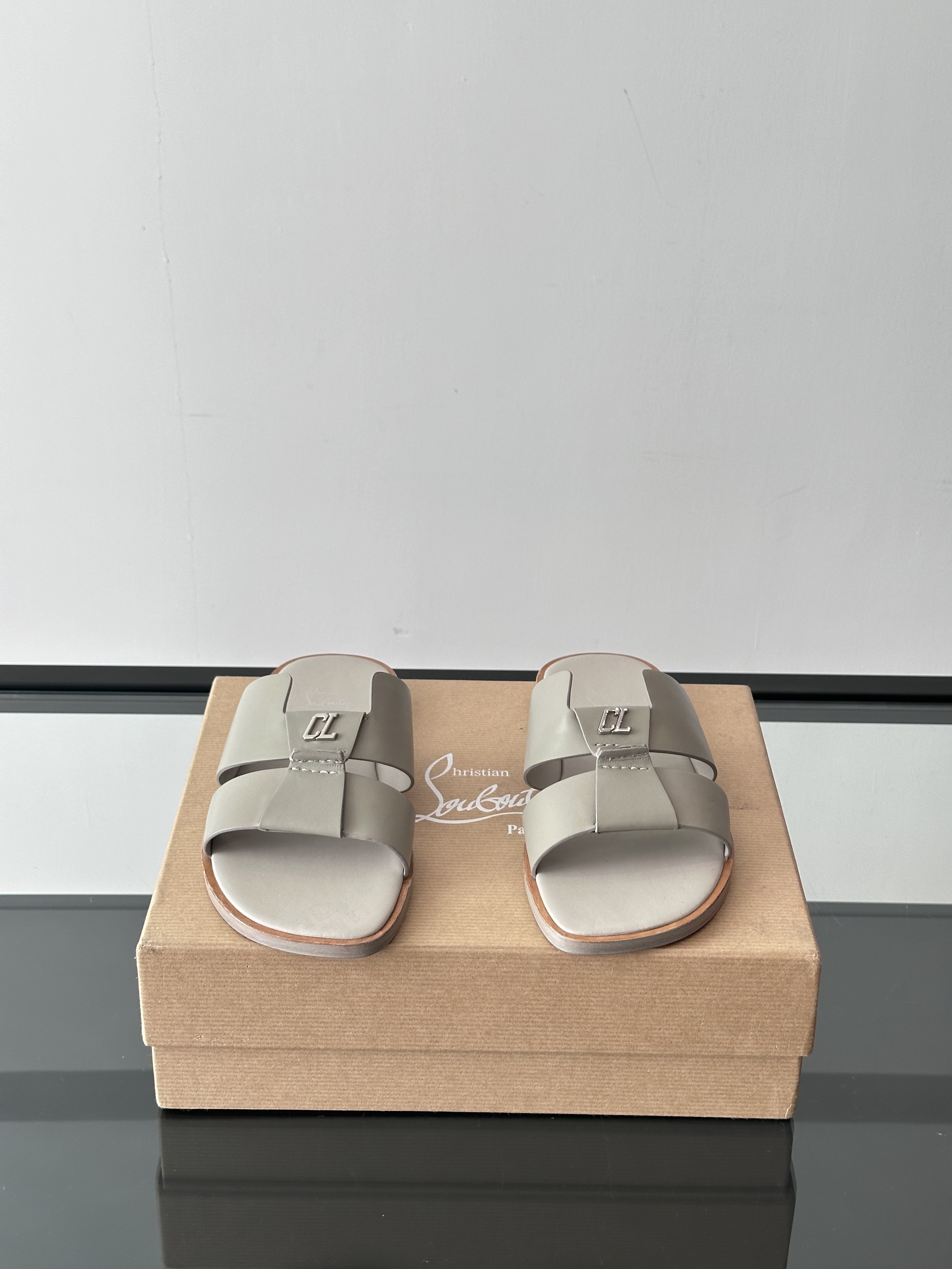 CHRISTIAN LOUBOUTIN Мужские шлёпанцы из кожи 