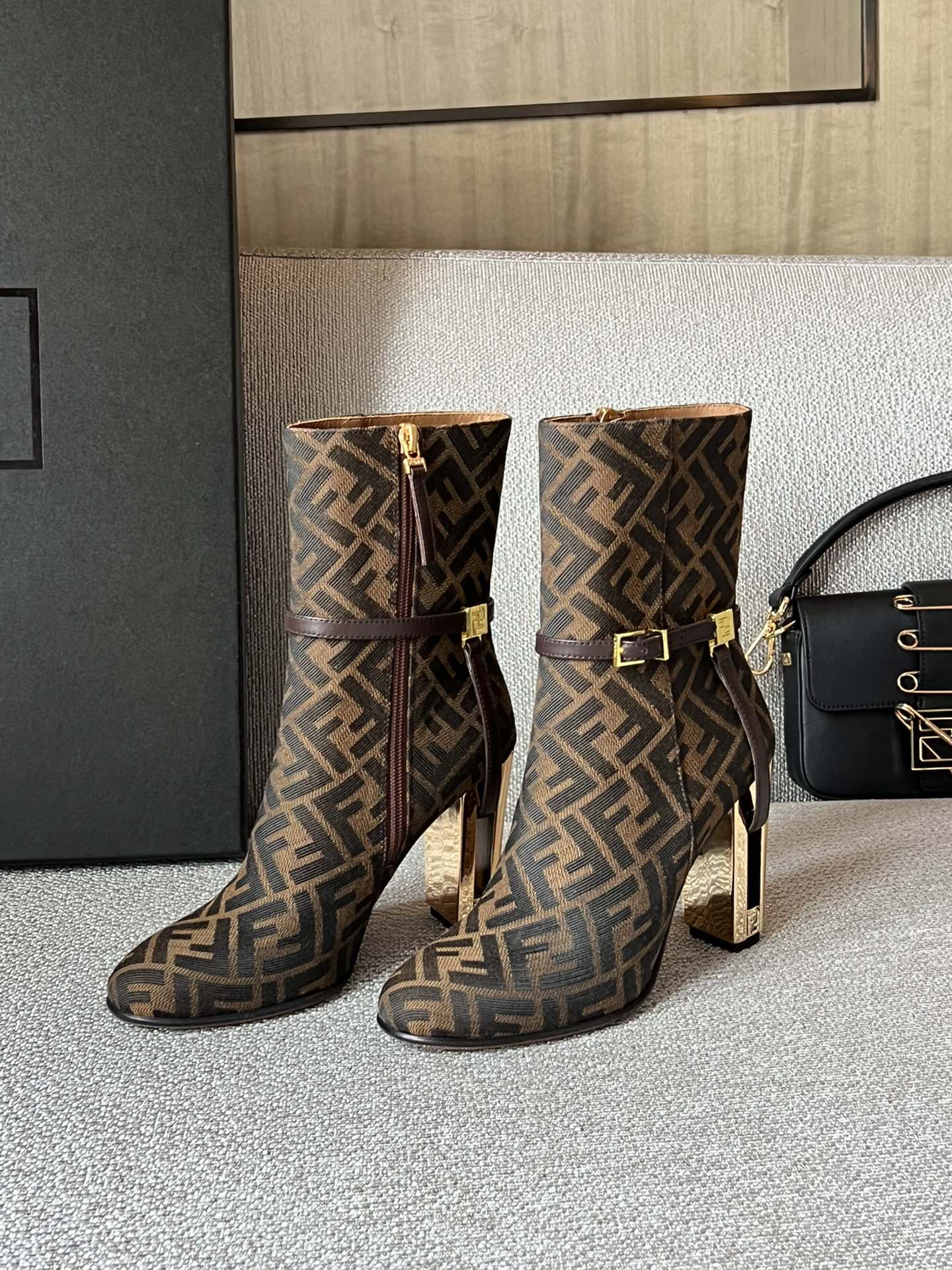 FENDI Женские ботильоны Delfina из жаккарда FENDI Женские ботильоны Delfina из жаккарда