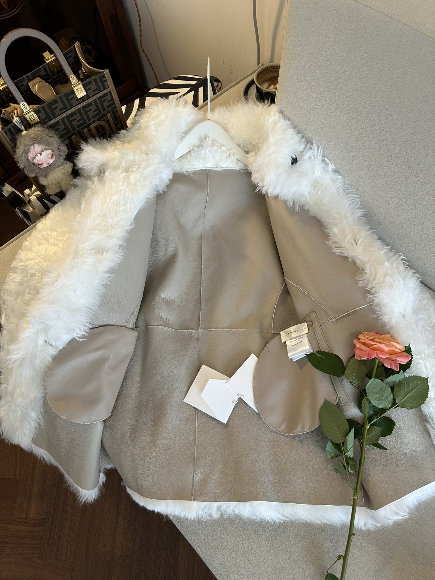 THE ROW Женская шуба из овчины  THE ROW Женская шуба из овчины