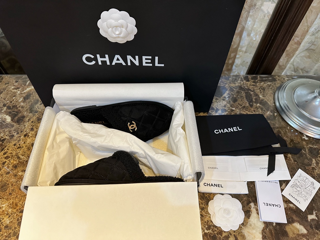 CHANEL Женские тапки из замши и шерсти ягненка