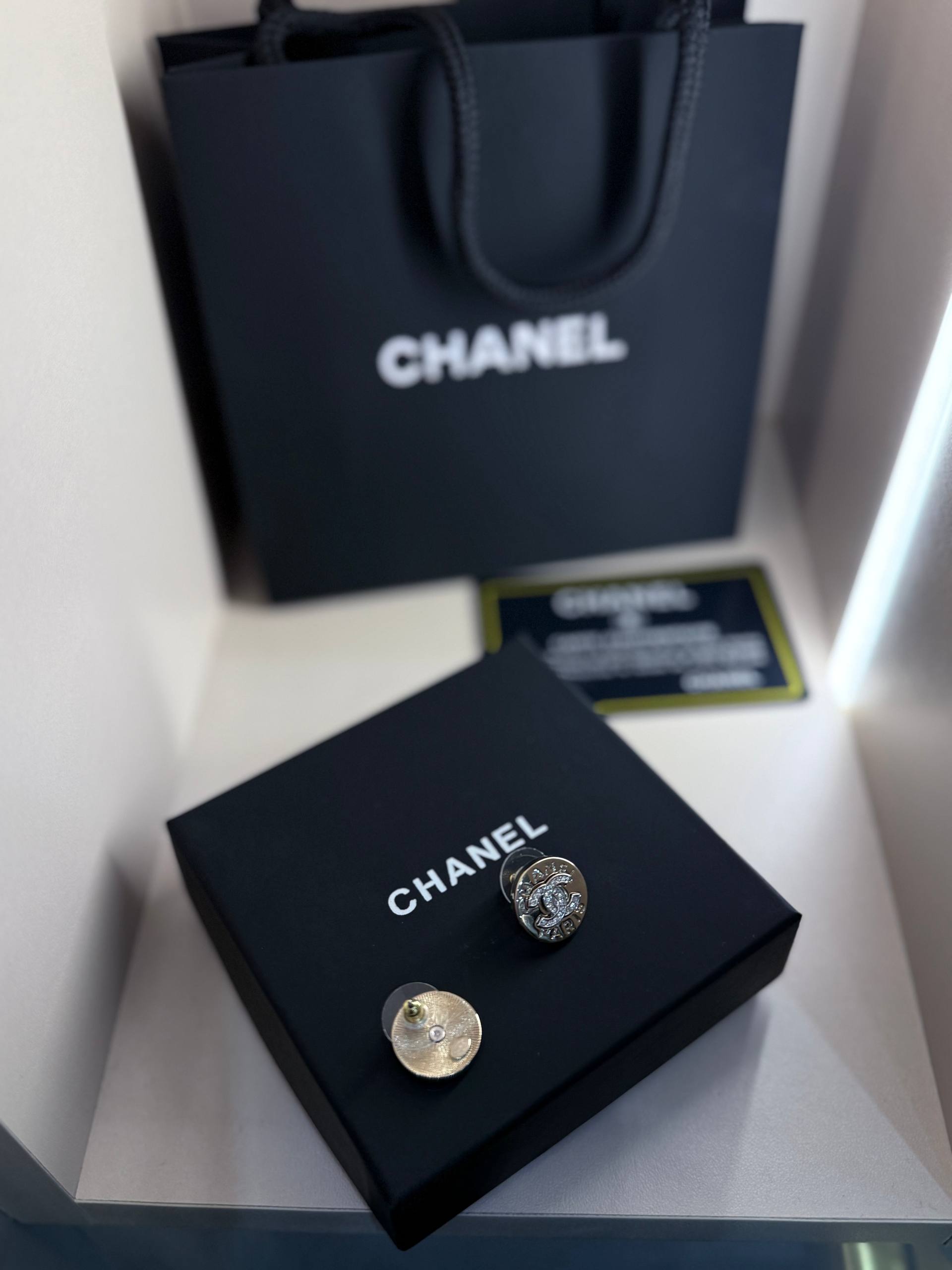 CHANEL Женские серьги из латуни  CHANEL Женские серьги из латуни