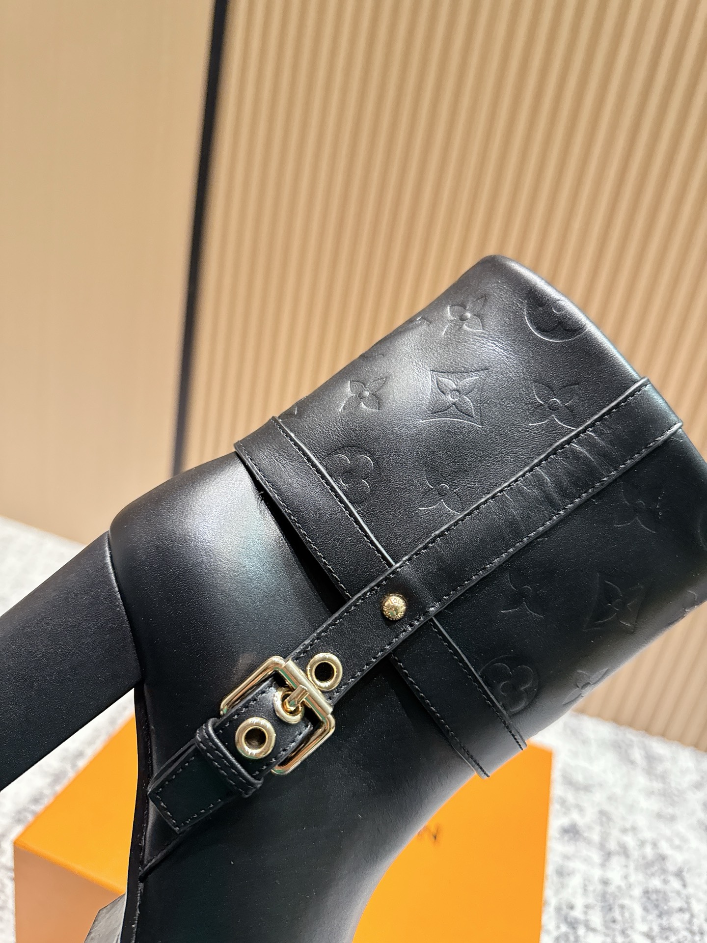 LOUIS VUITTON Женские ботильоны на тракторной подошве LOUIS VUITTON Женские ботильоны на тракторной подошве