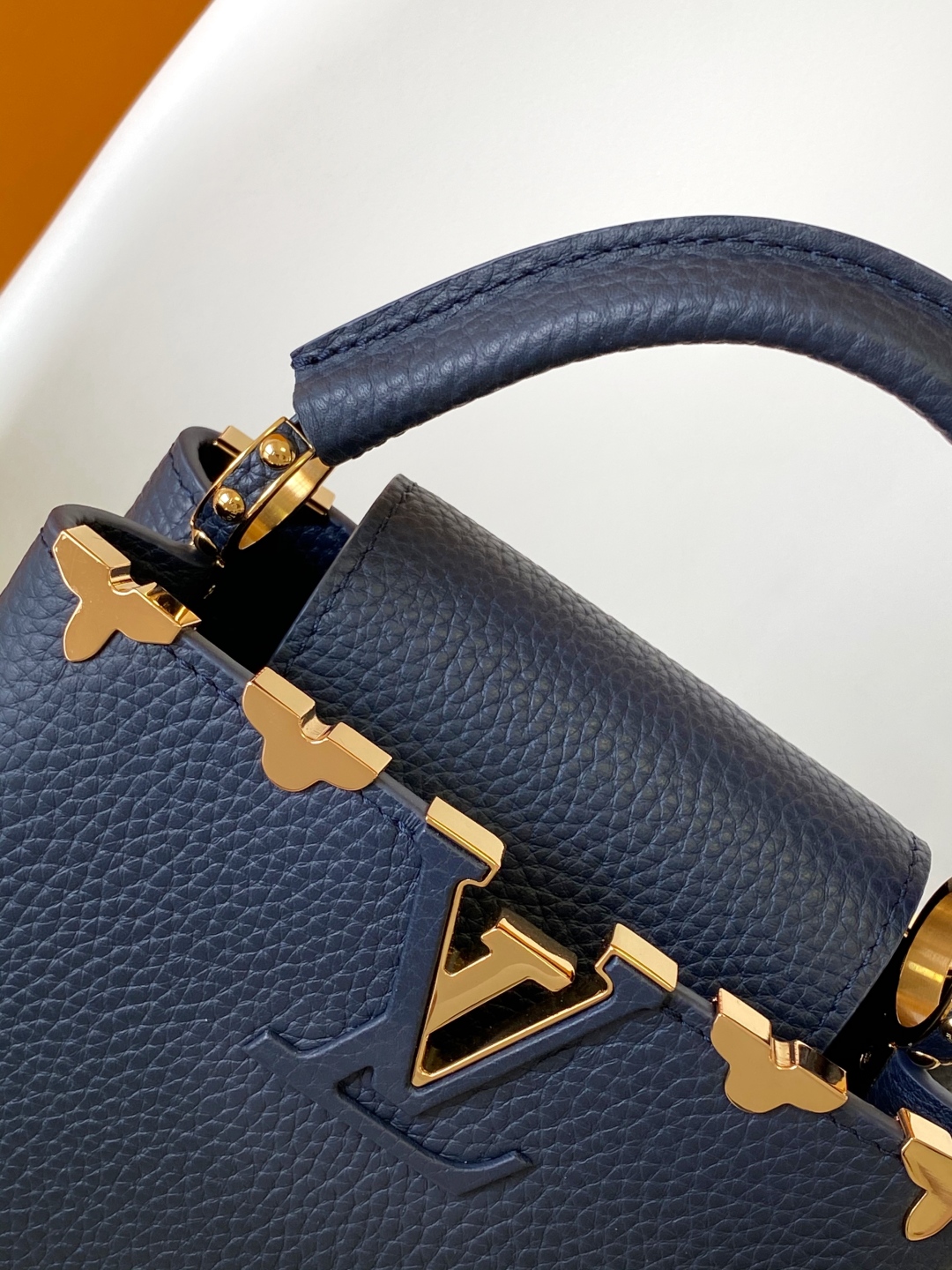 LOUIS VUITTON Женская сумка Capucines Mini M25231 LOUIS VUITTON Женская сумка Capucines Mini M25231