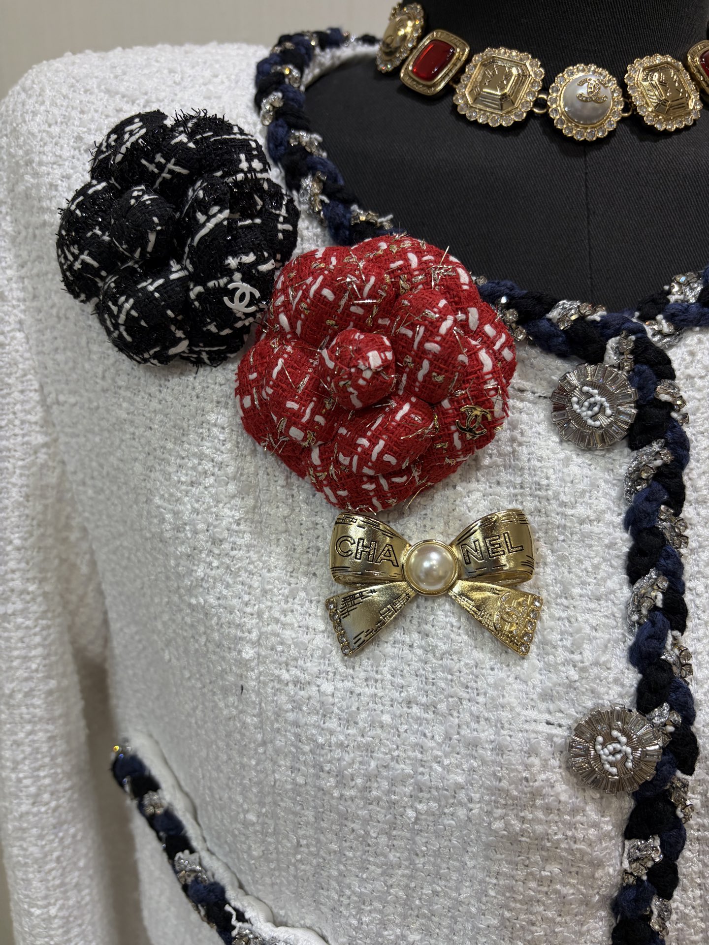 CHANEL Женская брошь бантик с цепочками и кристаллами CHANEL Женская брошь бантик с цепочками и кристаллами