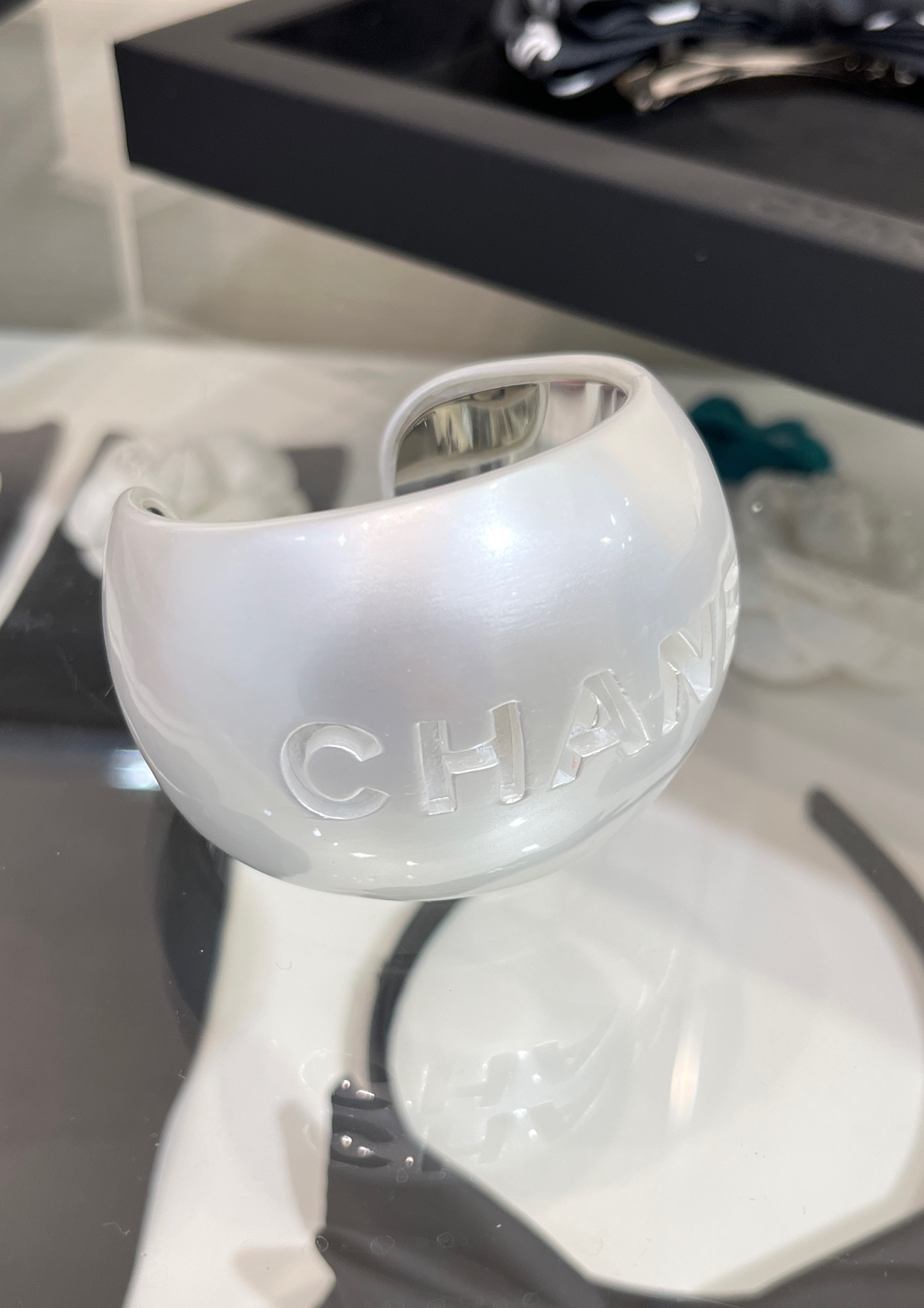 CHANEL Женский широкий браслет из жемчужно-белого акрила 25C CHANEL Женский широкий браслет из жемчужно-белого акрила 25C