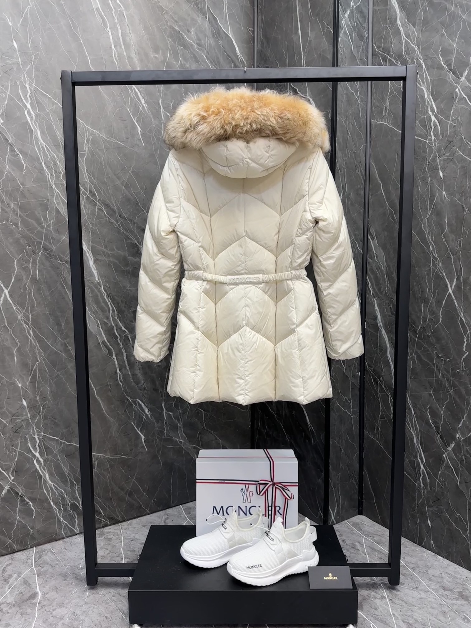 MONCLER Женская куртка с капюшоном Loriot MONCLER Женская куртка с капюшоном Loriot