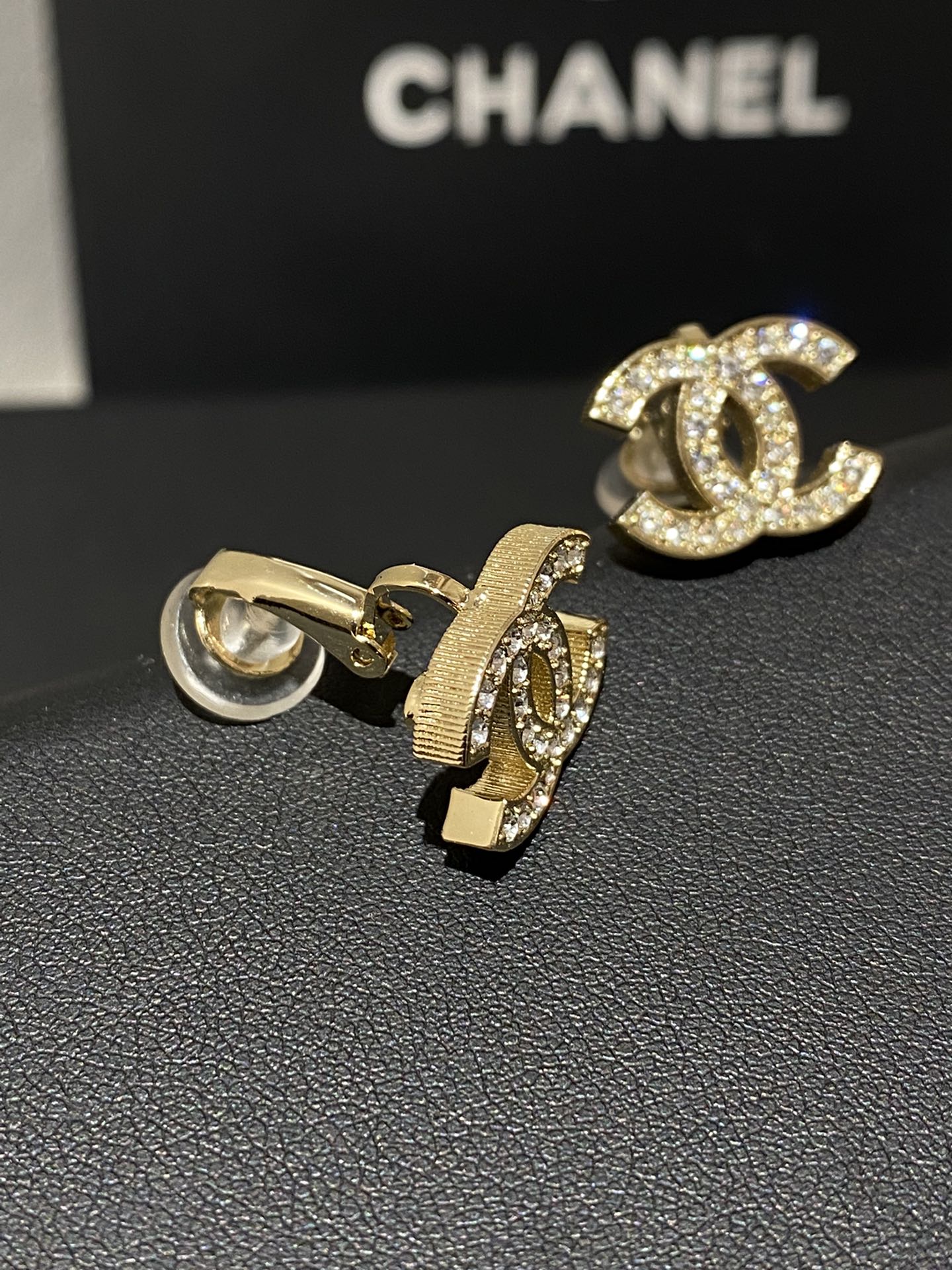 CHANEL Женские классические серьги 24K CHANEL Женские классические серьги 24K