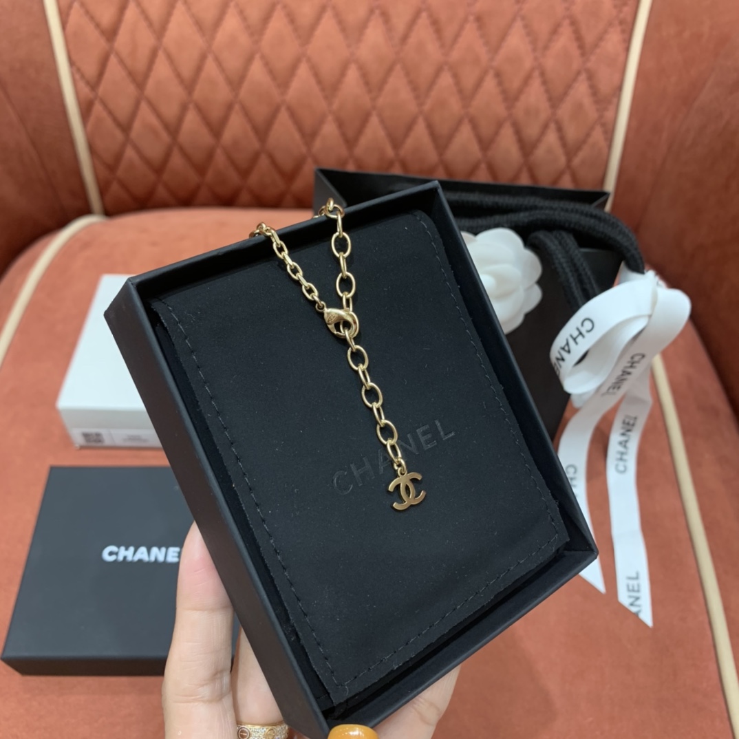 CHANEL Женское колье CHANEL Женское колье