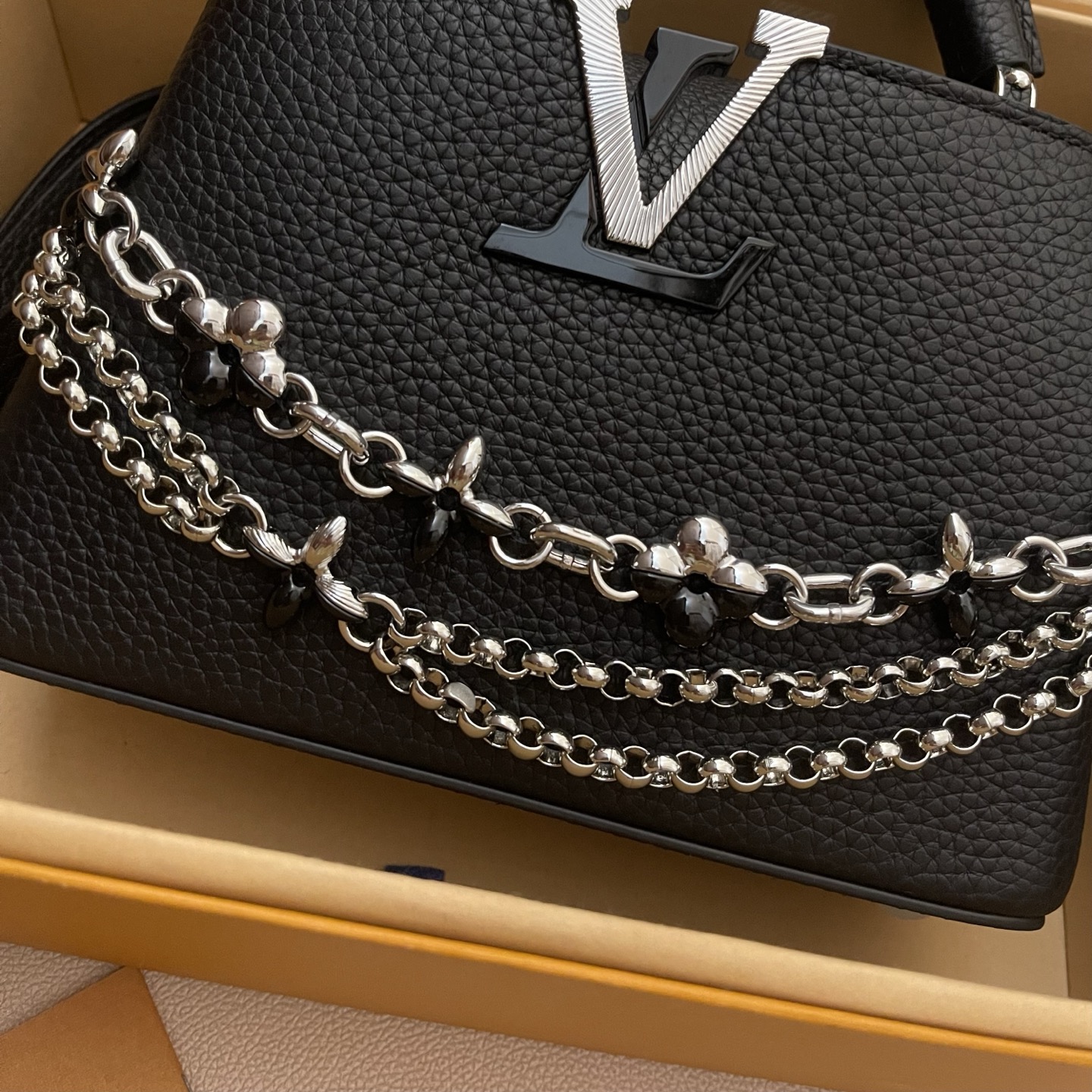 LOUIS VUITTON Женская сумка Capucines