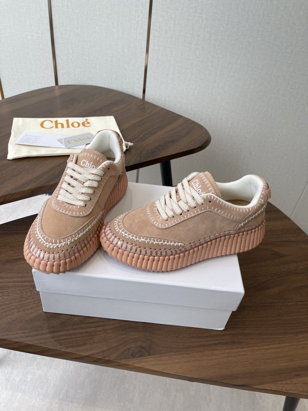 CHLOE Женские кроссовки из коровьей кожи CHLOE Женские кроссовки из коровьей кожи