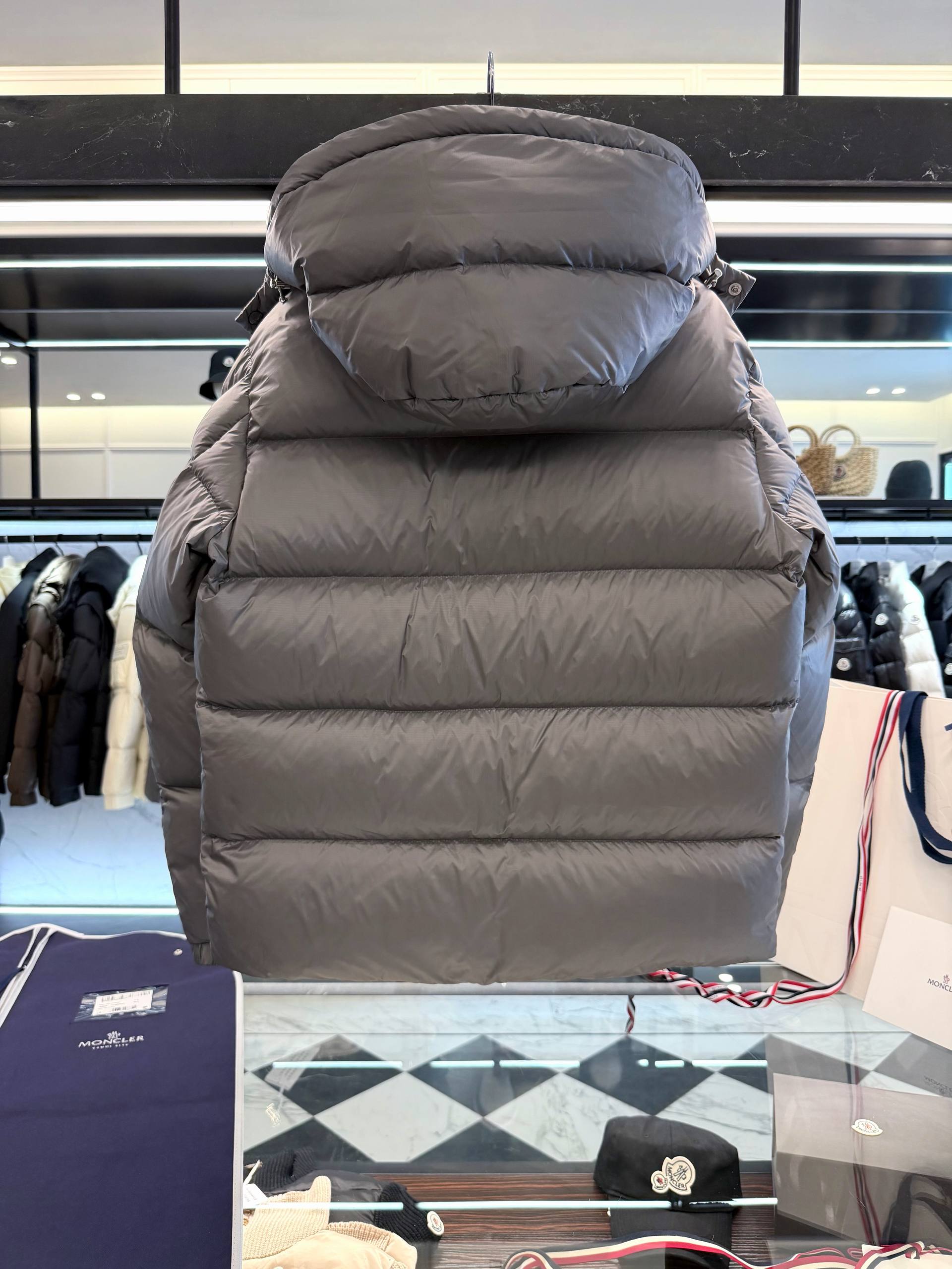 MONCLER Мужской объёмный пуховик MONCLER Мужской объёмный пуховик
