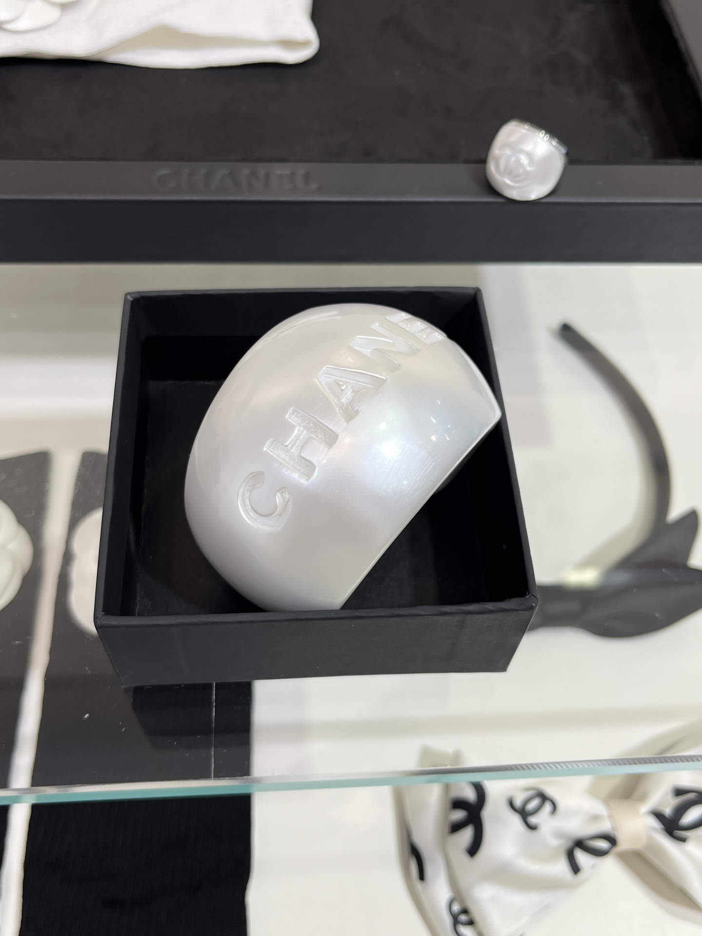 CHANEL Женский широкий браслет из жемчужно-белого акрила 25C CHANEL Женский широкий браслет из жемчужно-белого акрила 25C