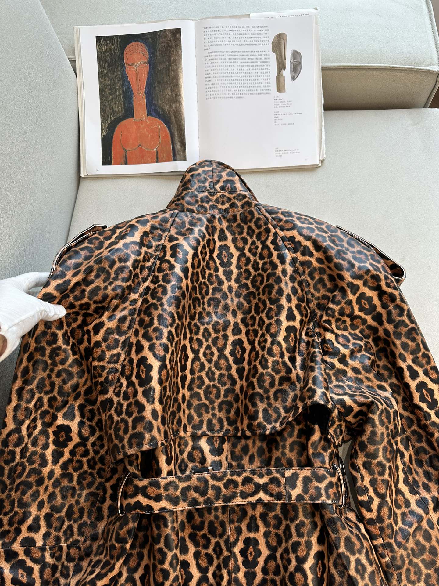 SAINT LAURENT Женский леопардовый плащ из кожи SAINT LAURENT Женский леопардовый плащ из кожи