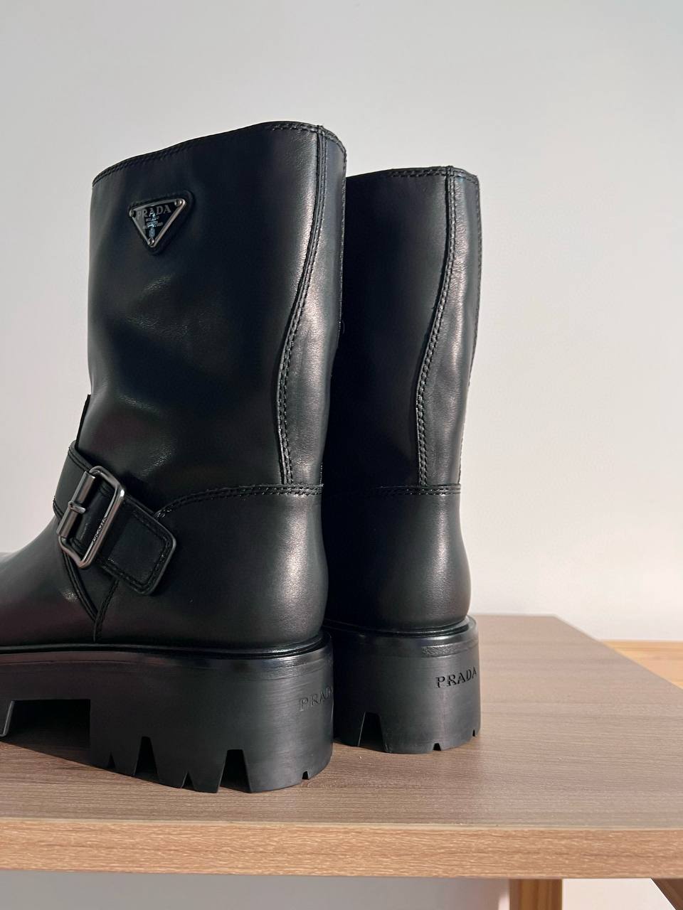 PRADA Женские ботинки из воловьей кожи PRADA Женские ботинки из воловьей кожи