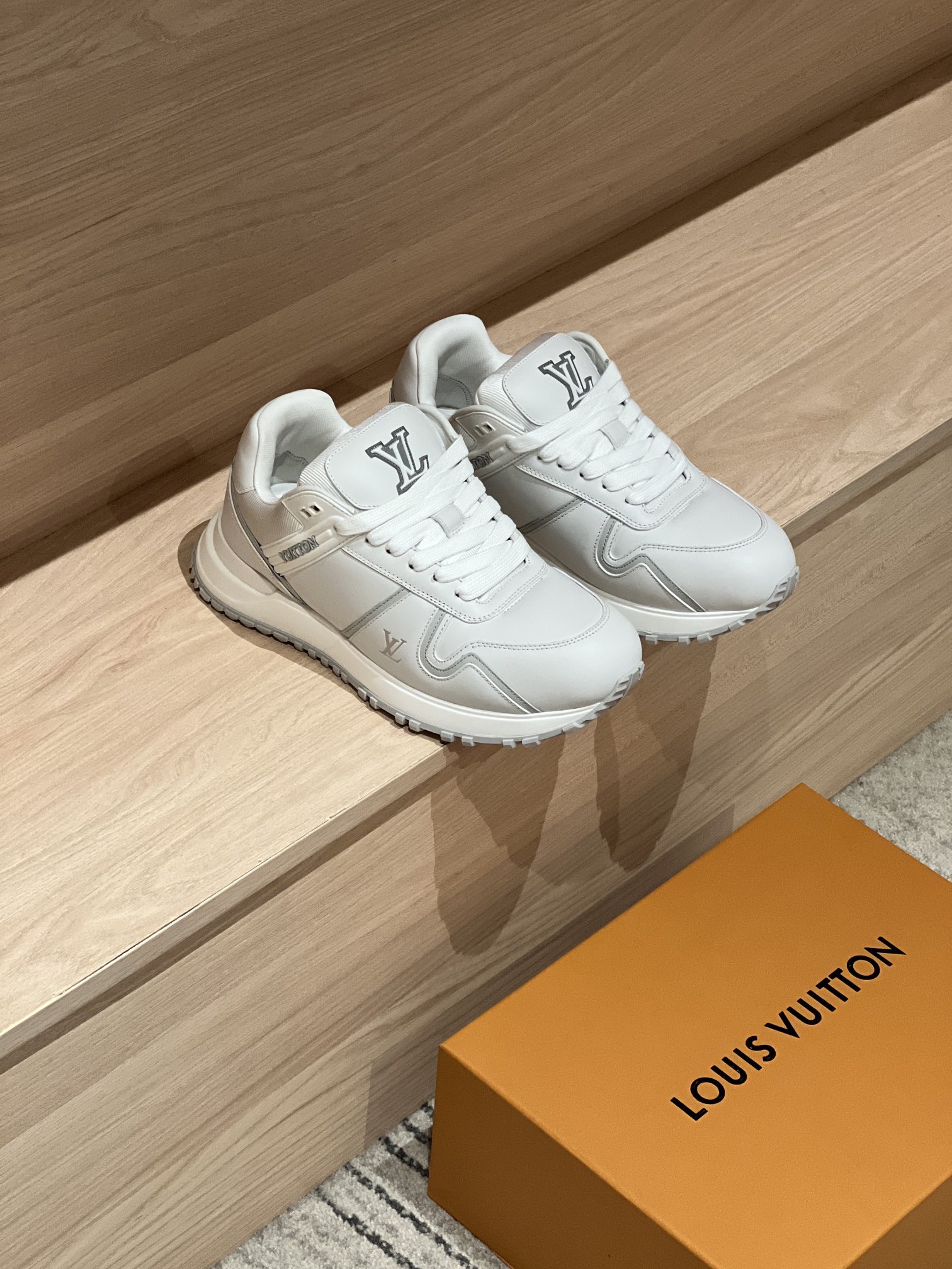 LOUIS VUITTON Мужские кроссовки Run Maxi LOUIS VUITTON Мужские кроссовки Run Maxi