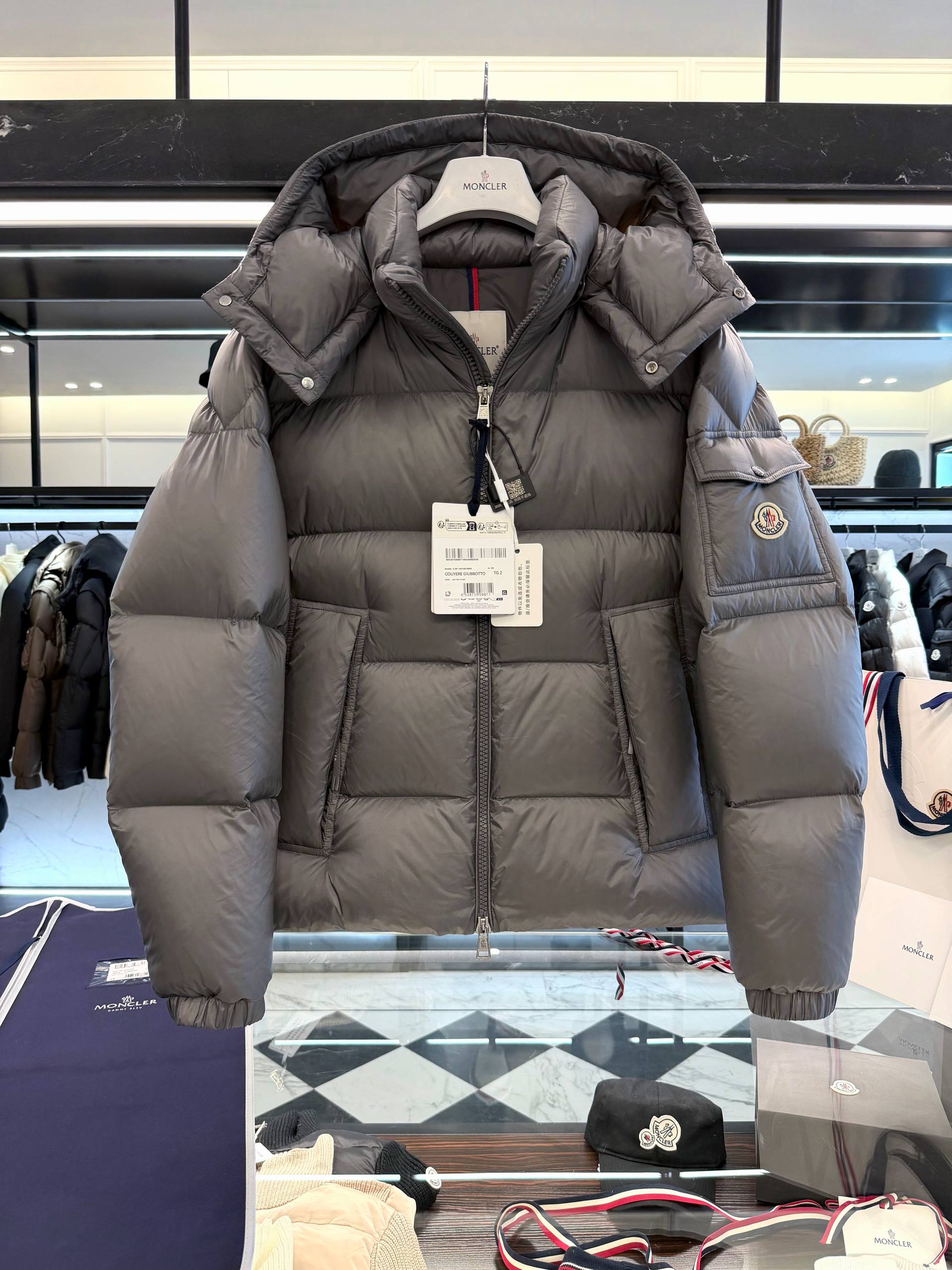 MONCLER Мужской объёмный пуховик MONCLER Мужской объёмный пуховик