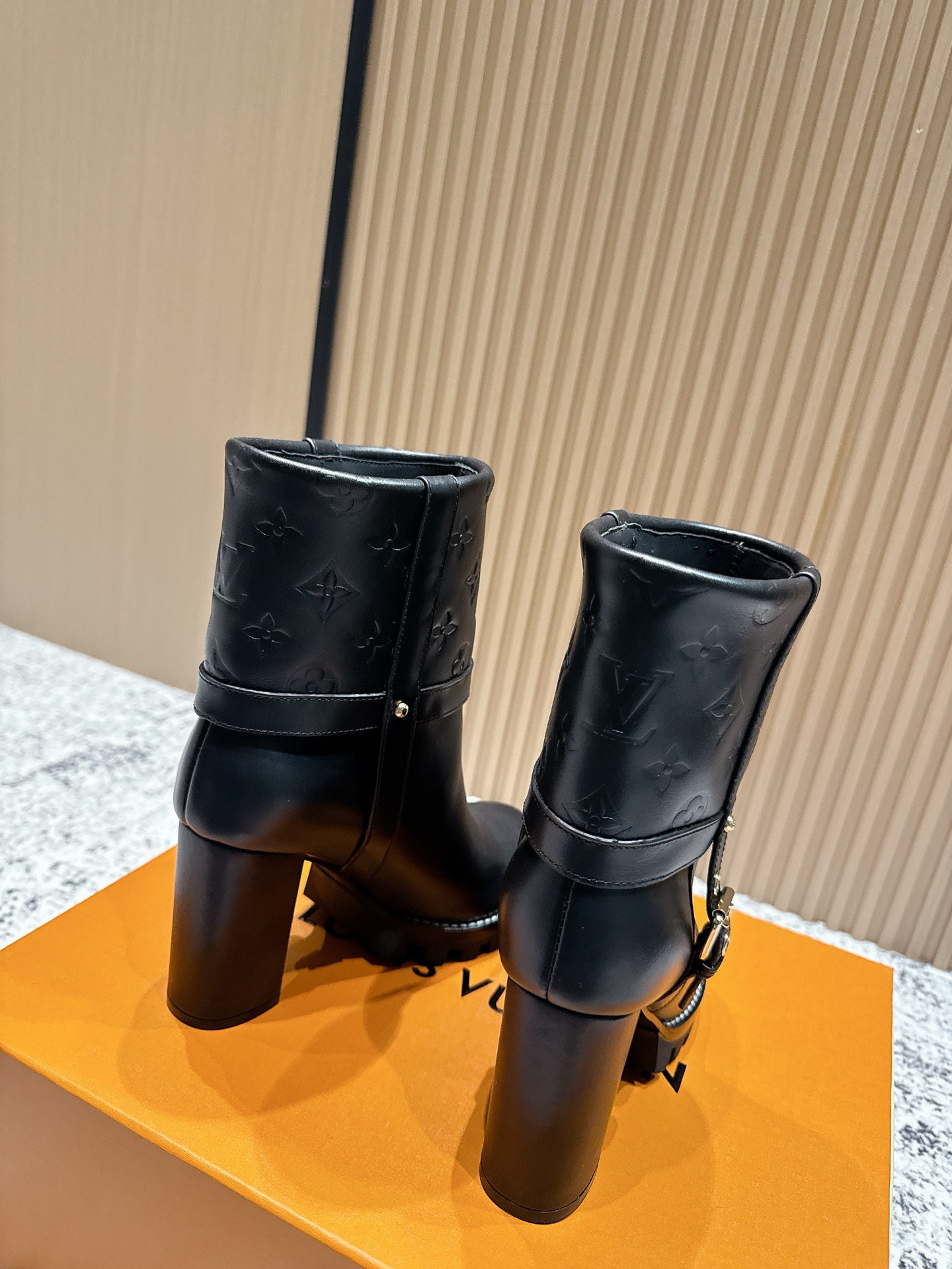 LOUIS VUITTON Женские ботильоны на тракторной подошве LOUIS VUITTON Женские ботильоны на тракторной подошве