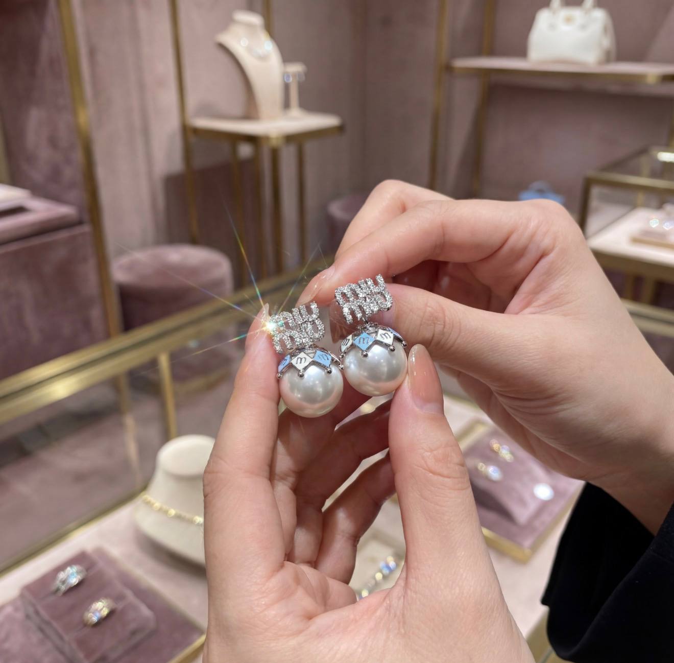 MIU MIU Женские жемчужные серьги с эмалью MIU MIU Женские жемчужные серьги с эмалью