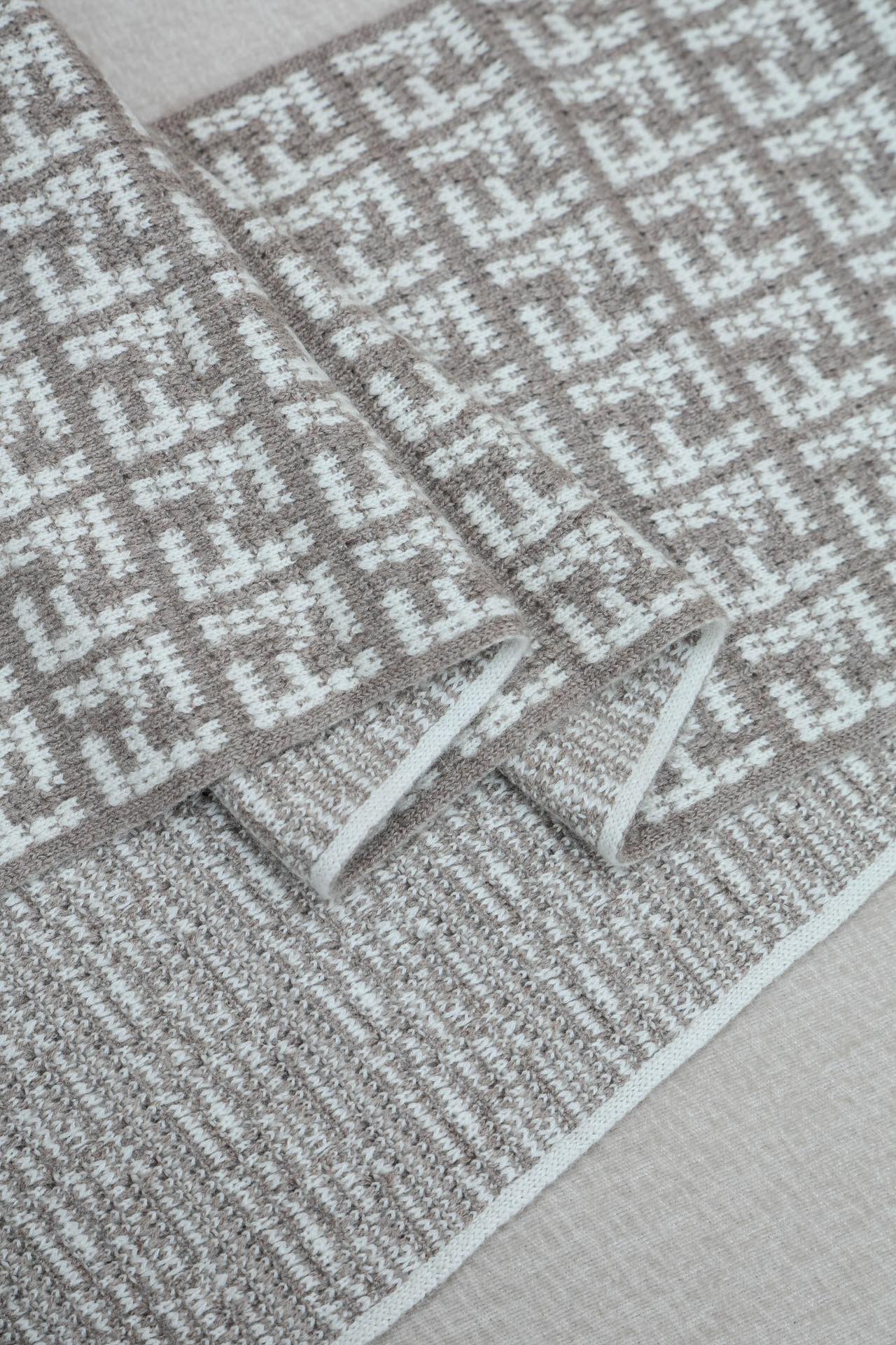 FENDI Женский шарф из кашемира с фирменным мотивом FF