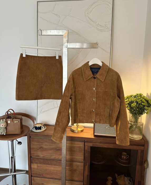 LOUIS VUITTON Женский костюм из замши