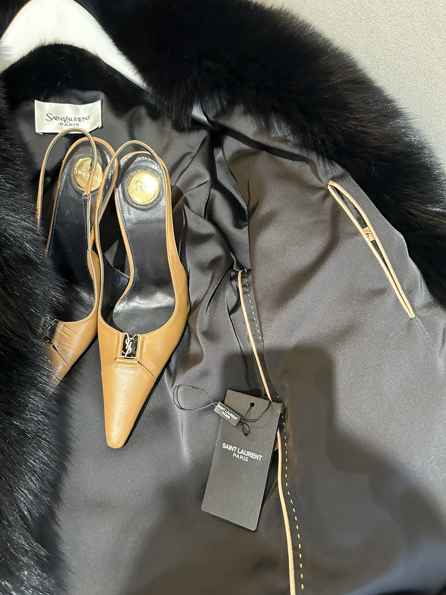 SAINT LAURENT Женская шуба из меха лисы SAINT LAURENT Женская шуба из меха лисы