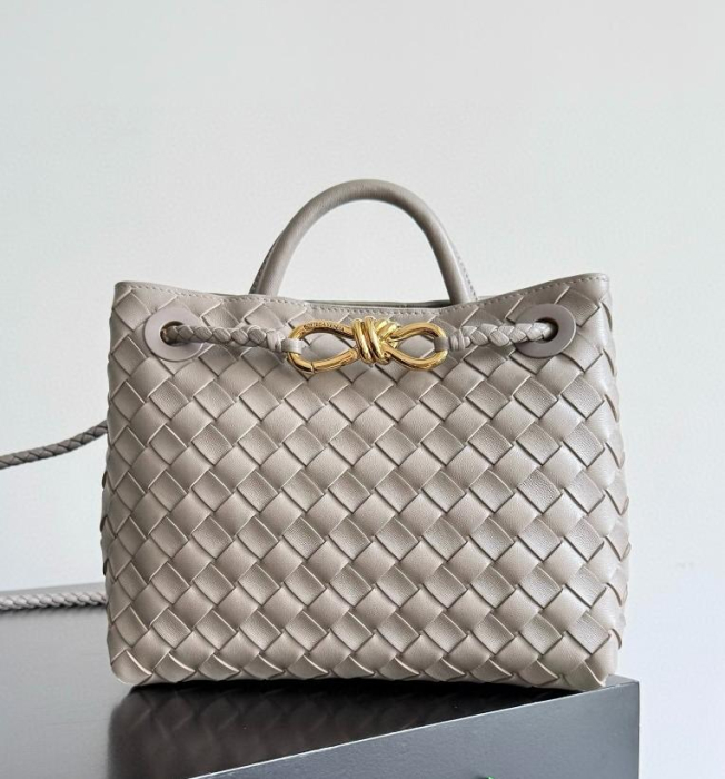 BOTTEGA VENETA Женская сумка Andiamo кожа Small