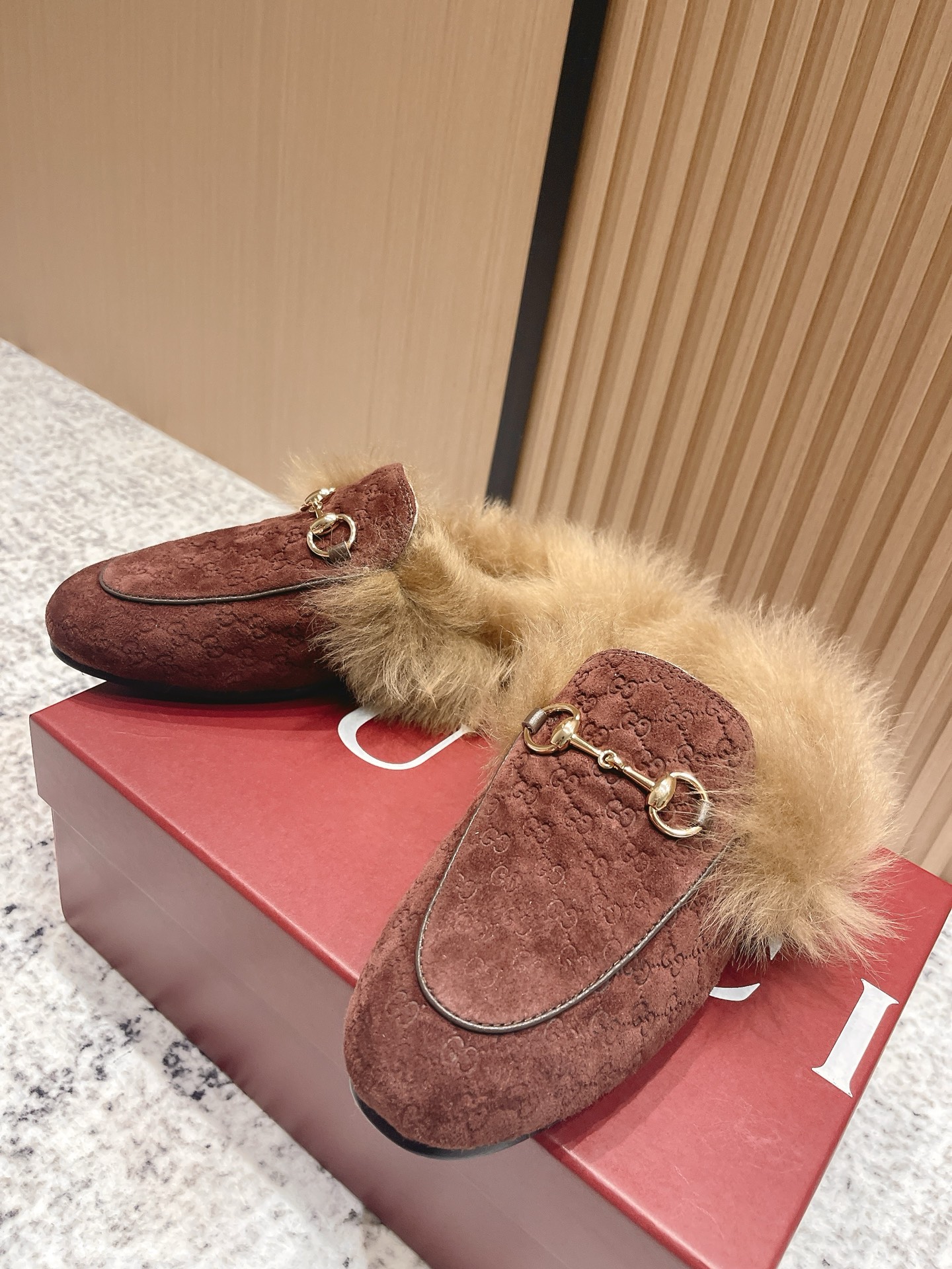 GUCCI Женские мюли Princetown из замши на меху GUCCI Женские мюли Princetown из замши на меху