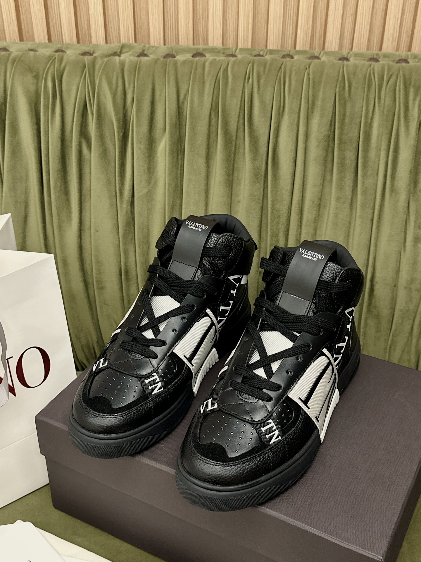 VALENTINO Мужские высокие кроссовки VL7N