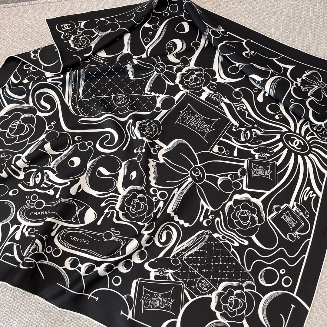 CHANEL Женский платок шёлк в в черно-белой гамме