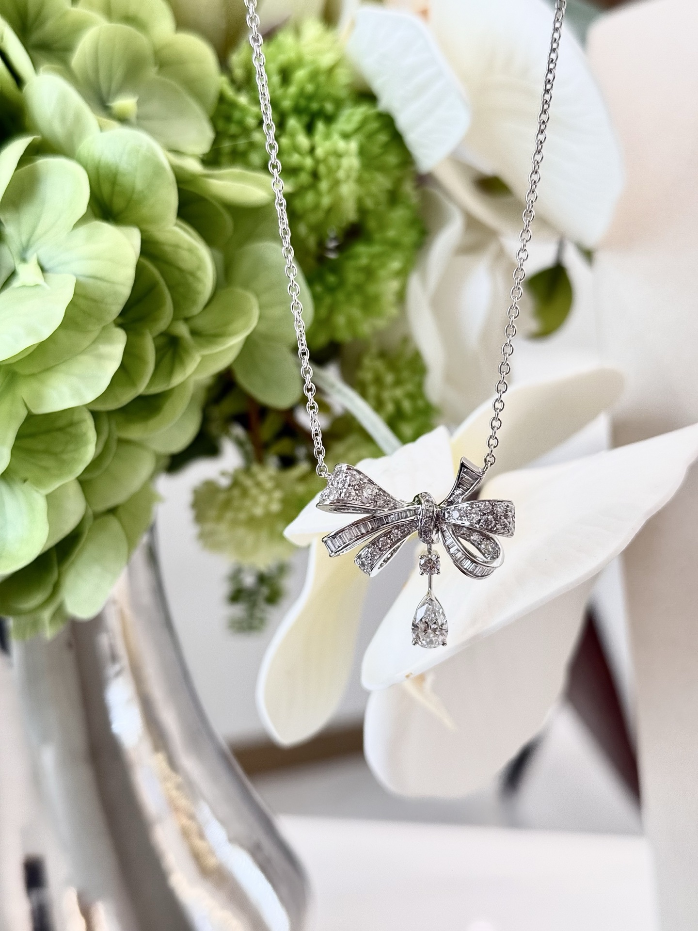 GRAFF Колье Tilda's Bow белое золото и бриллианты GRAFF Колье Tilda's Bow белое золото и бриллианты