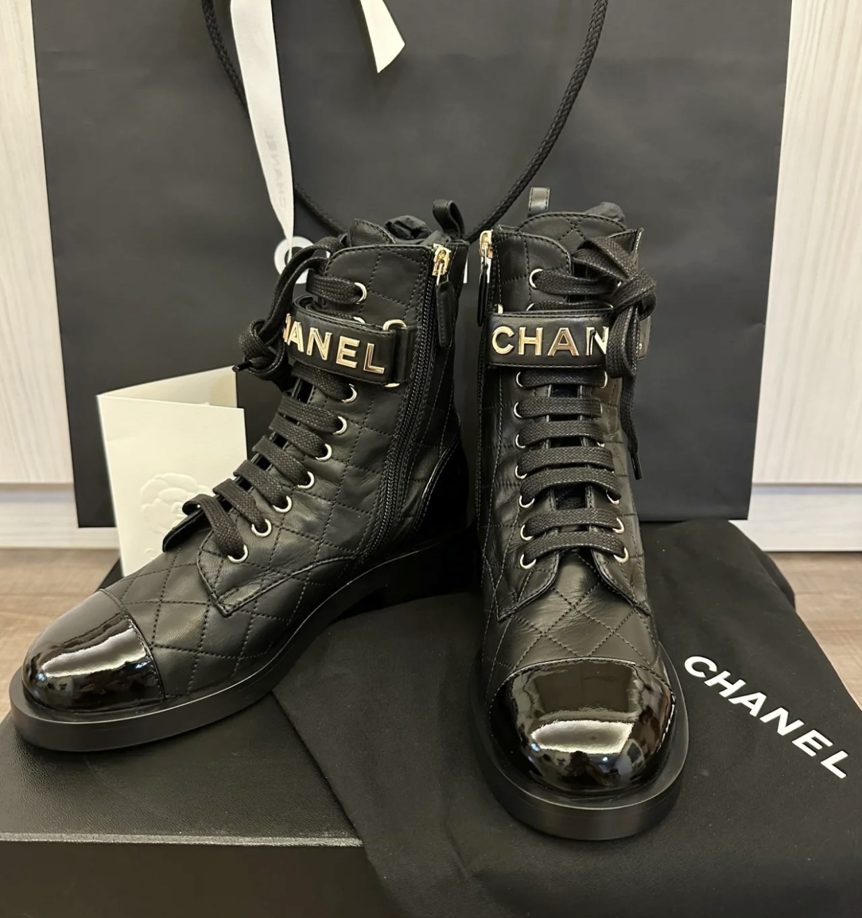 CHANEL Женские стёганые ботинки с перемычкой